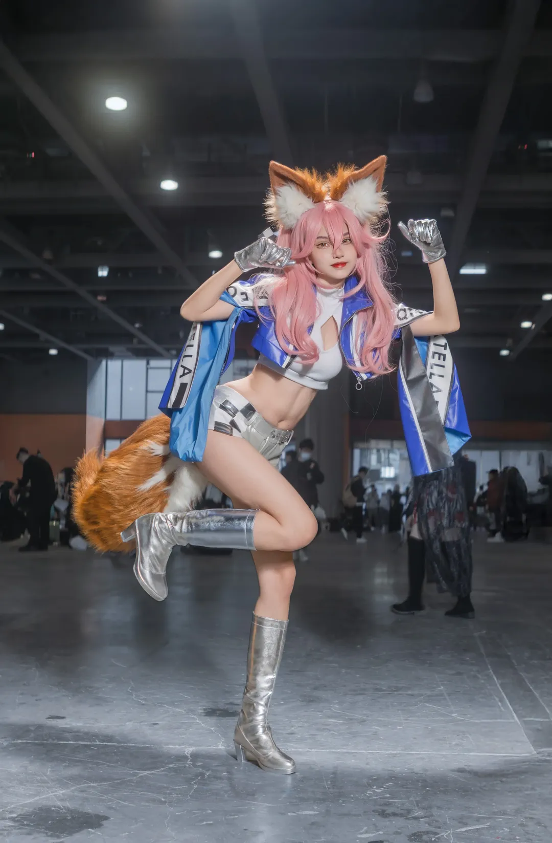 【玉藻前cos】賽車服與高筒靴加持，展區中央的狐狸 - 第 6 張