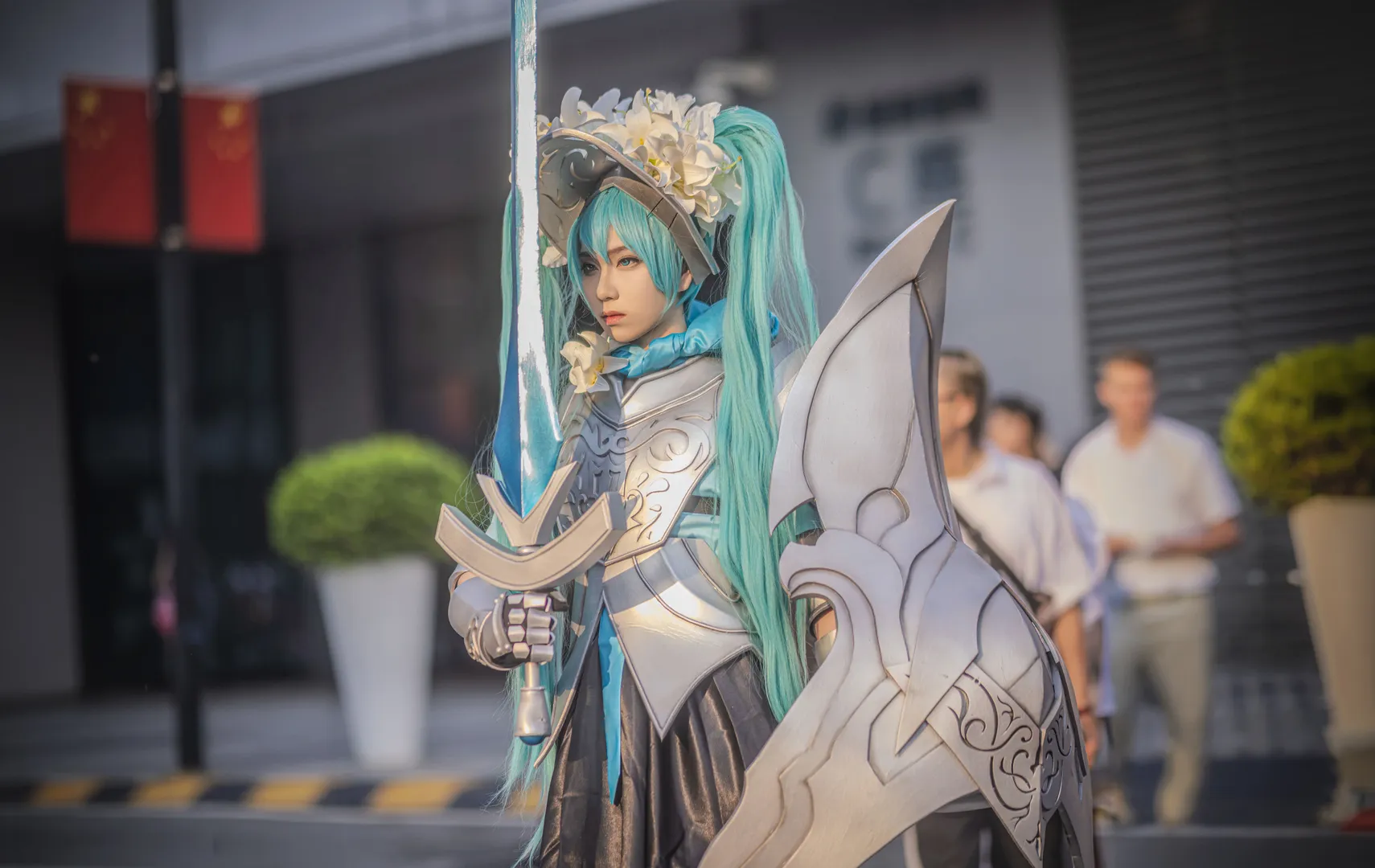 【初音ミク コスプレ】騎士の鎧と巨剣でイベント会場を散策 - 3 枚目