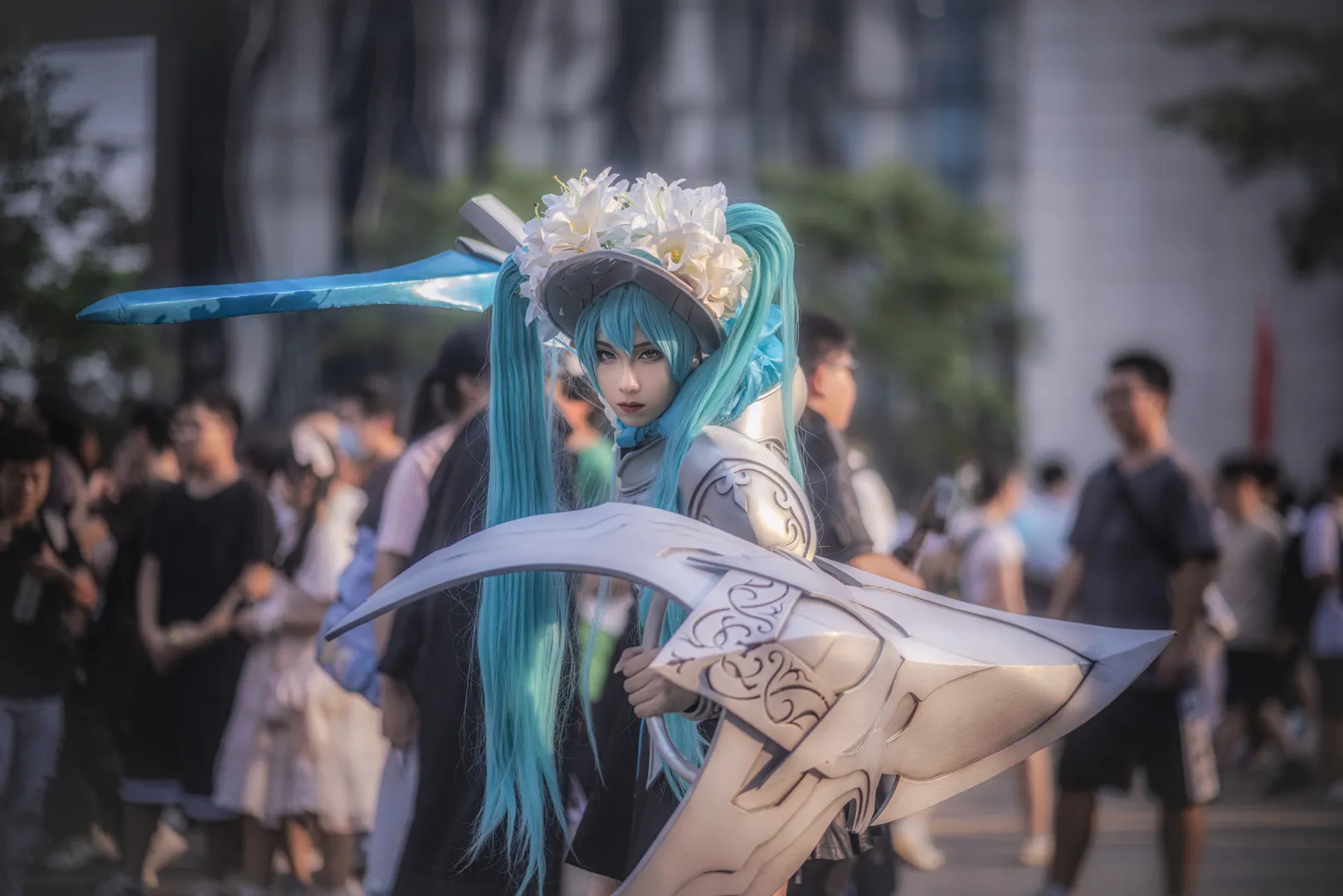 【初音ミク コスプレ】騎士の鎧と巨剣でイベント会場を散策 - 4 枚目