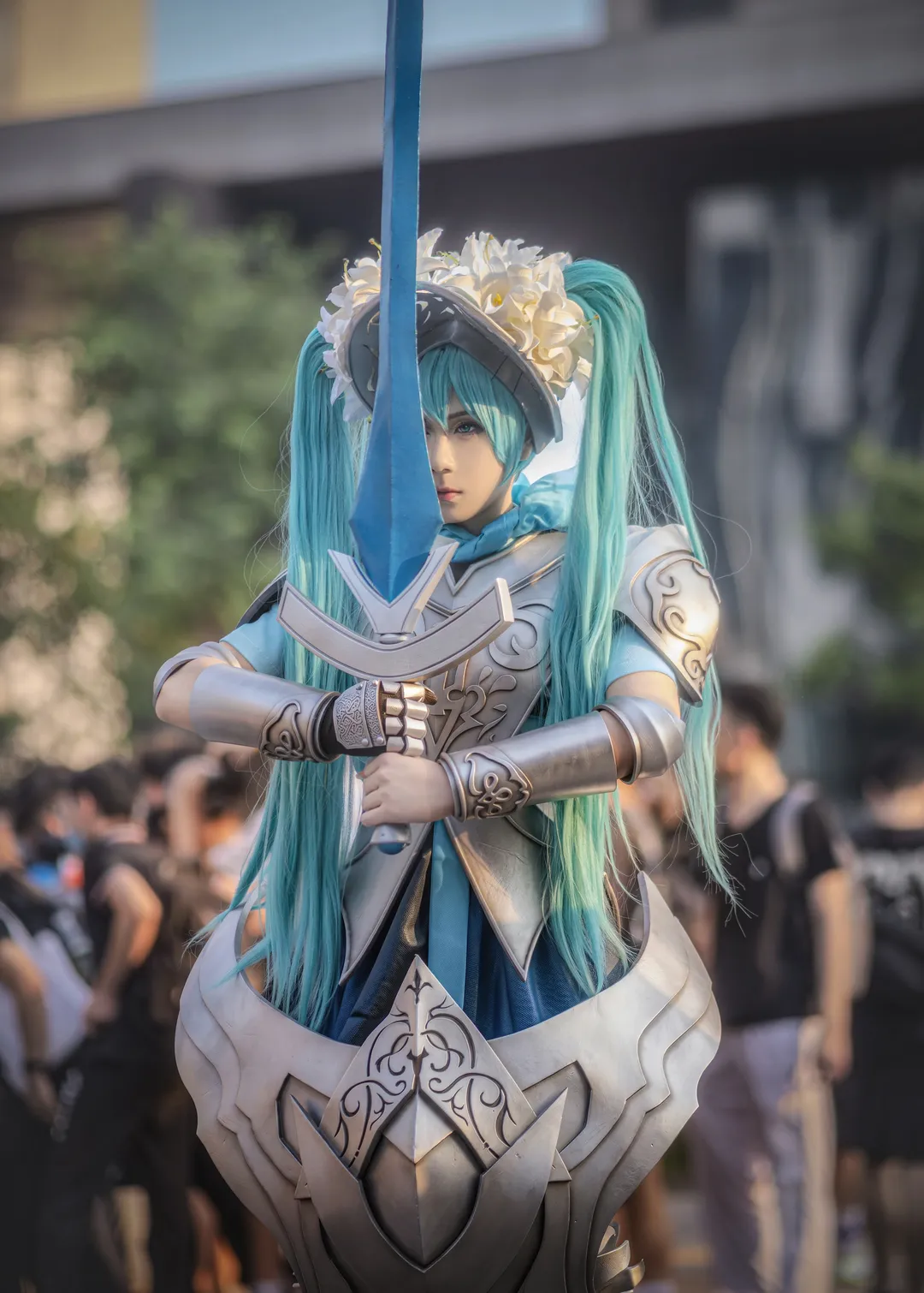 【初音ミク コスプレ】騎士の鎧と巨剣でイベント会場を散策 - 5 枚目