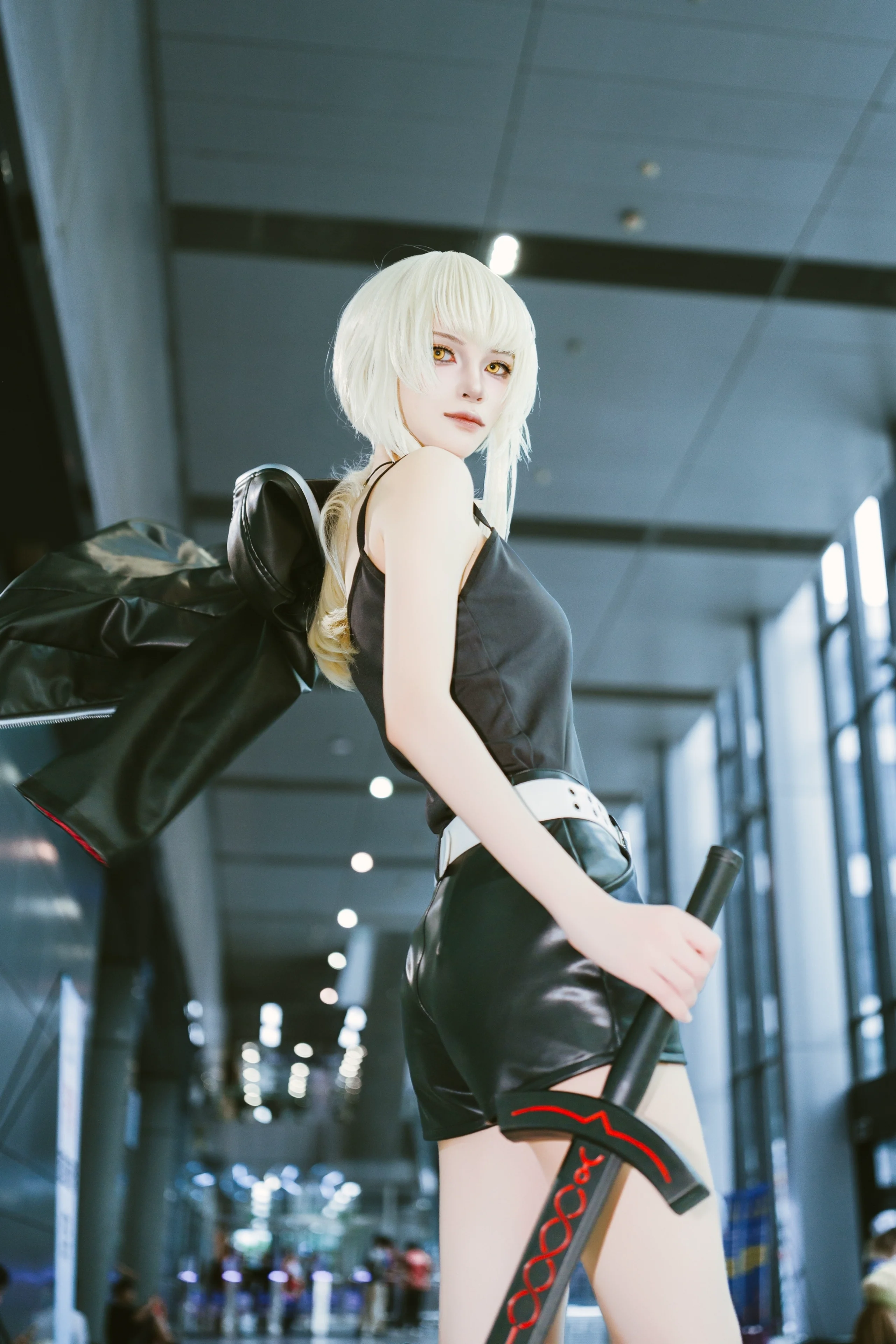 【アルトリア・ペンドラゴン〔オルタ〕 コスプレ】FGO新宿セイバー、黒の戦闘服に身を包んだ凛々しい姿 - 1 枚目