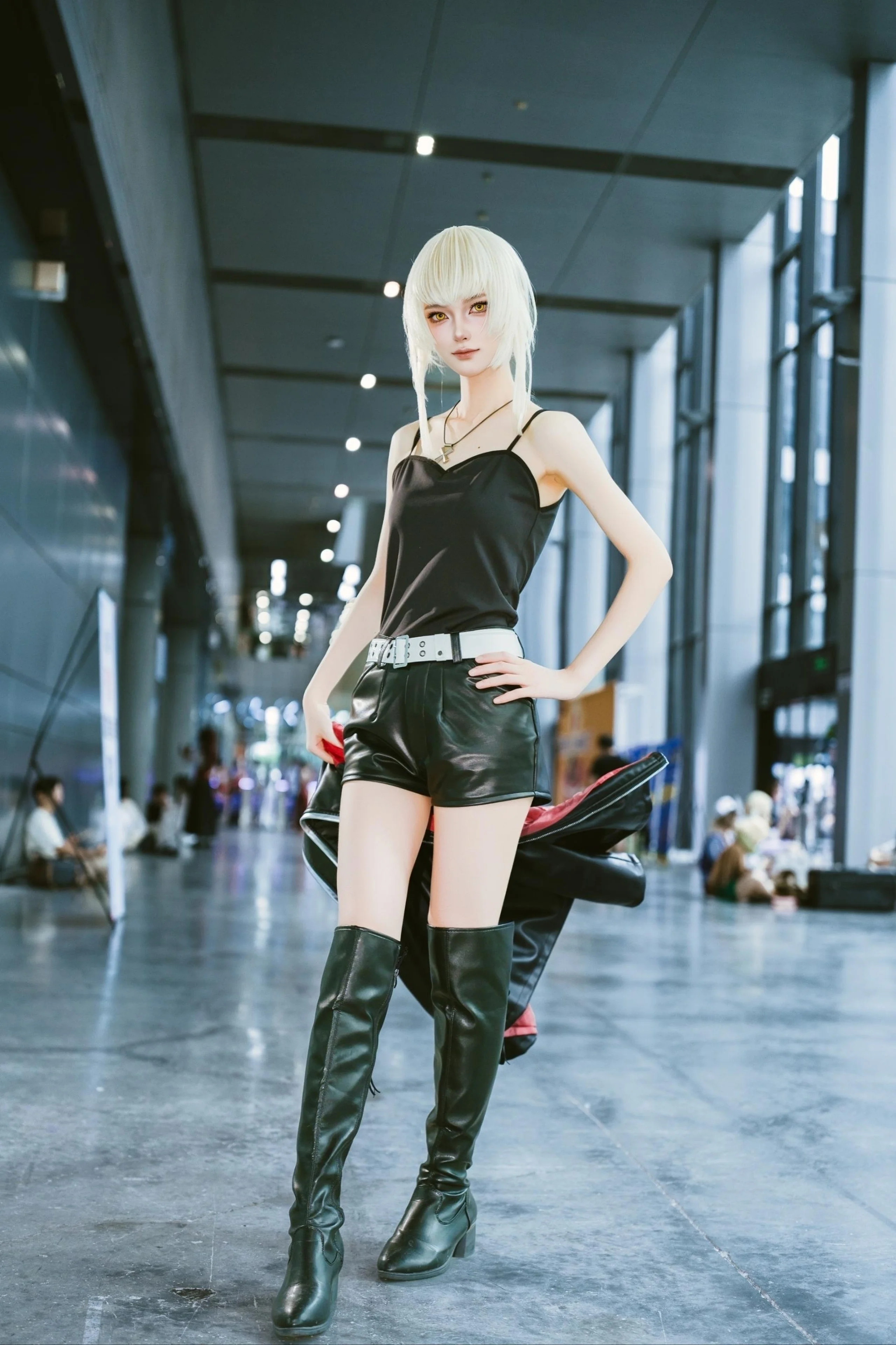 【アルトリア・ペンドラゴン〔オルタ〕 コスプレ】FGO新宿セイバー、黒の戦闘服に身を包んだ凛々しい姿 - 3 枚目