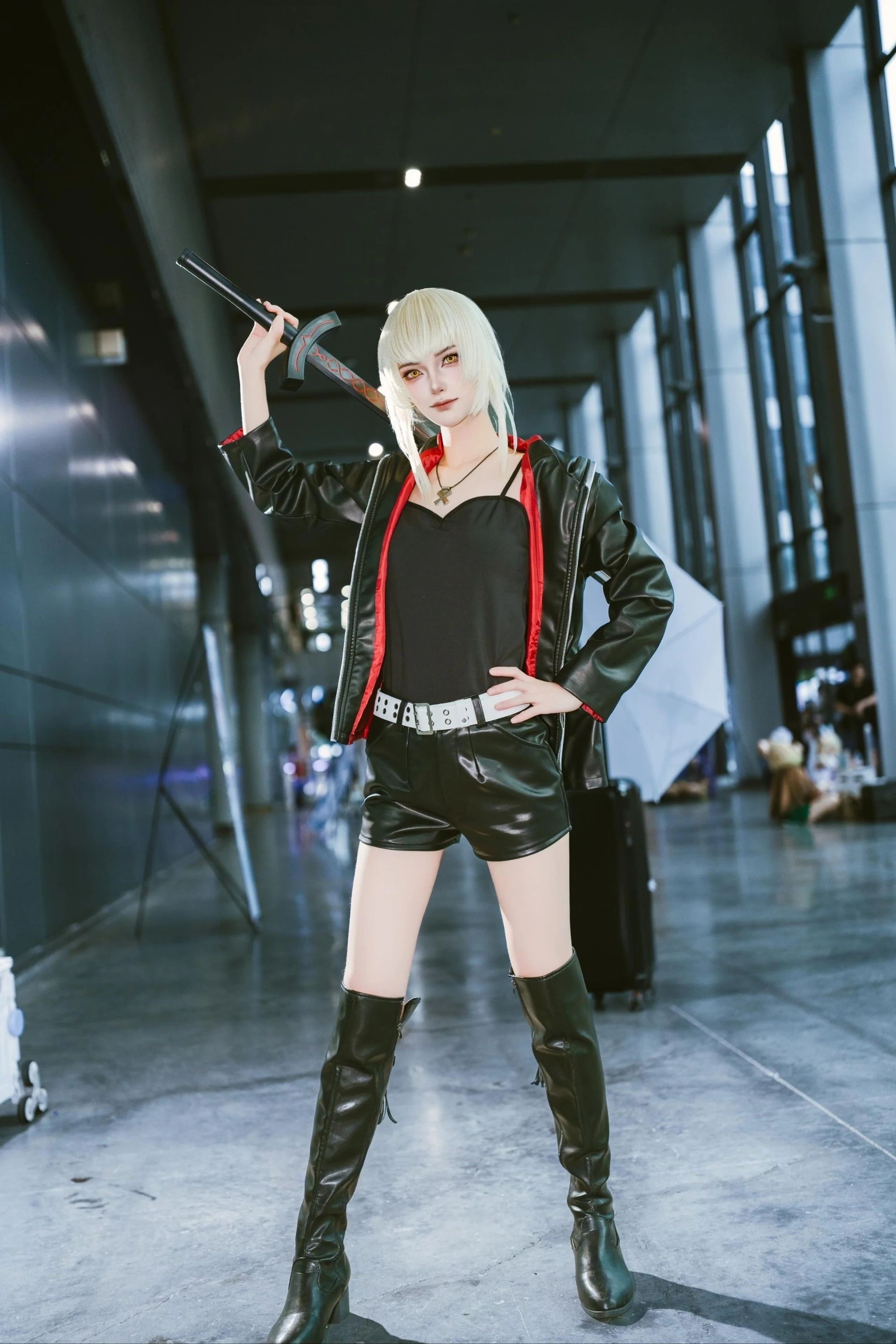 【アルトリア・ペンドラゴン〔オルタ〕 コスプレ】FGO新宿セイバー、黒の戦闘服に身を包んだ凛々しい姿 - 4 枚目
