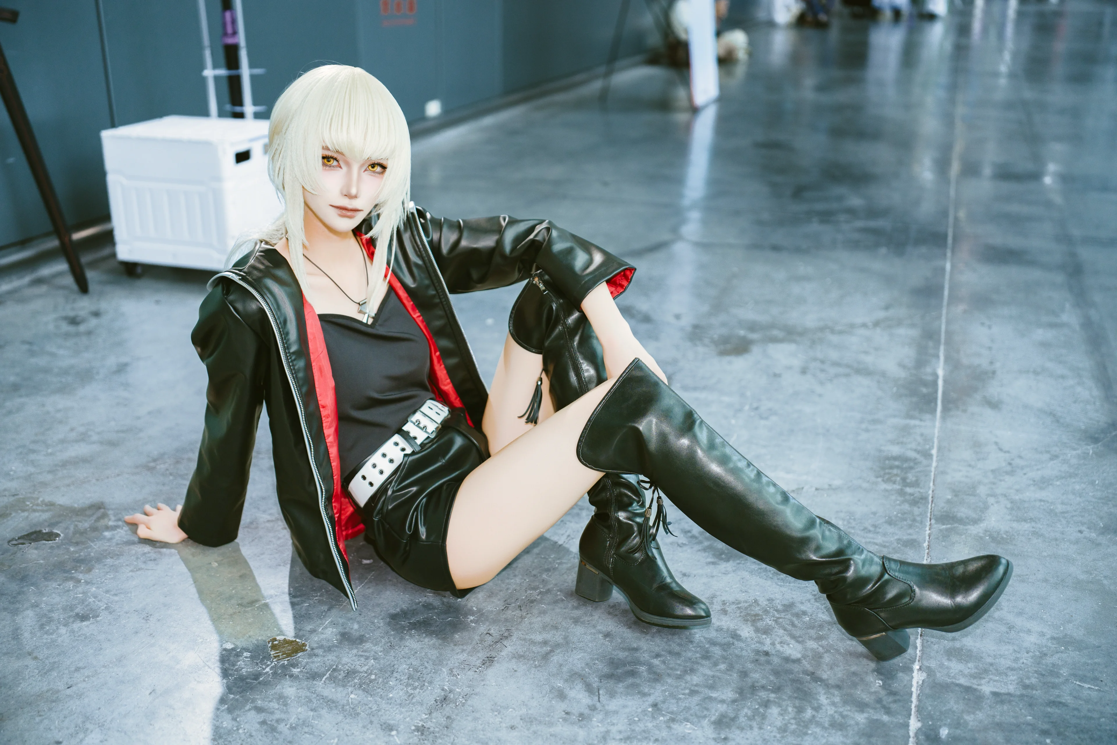 【アルトリア・ペンドラゴン〔オルタ〕 コスプレ】FGO新宿セイバー、黒の戦闘服に身を包んだ凛々しい姿 - 5 枚目