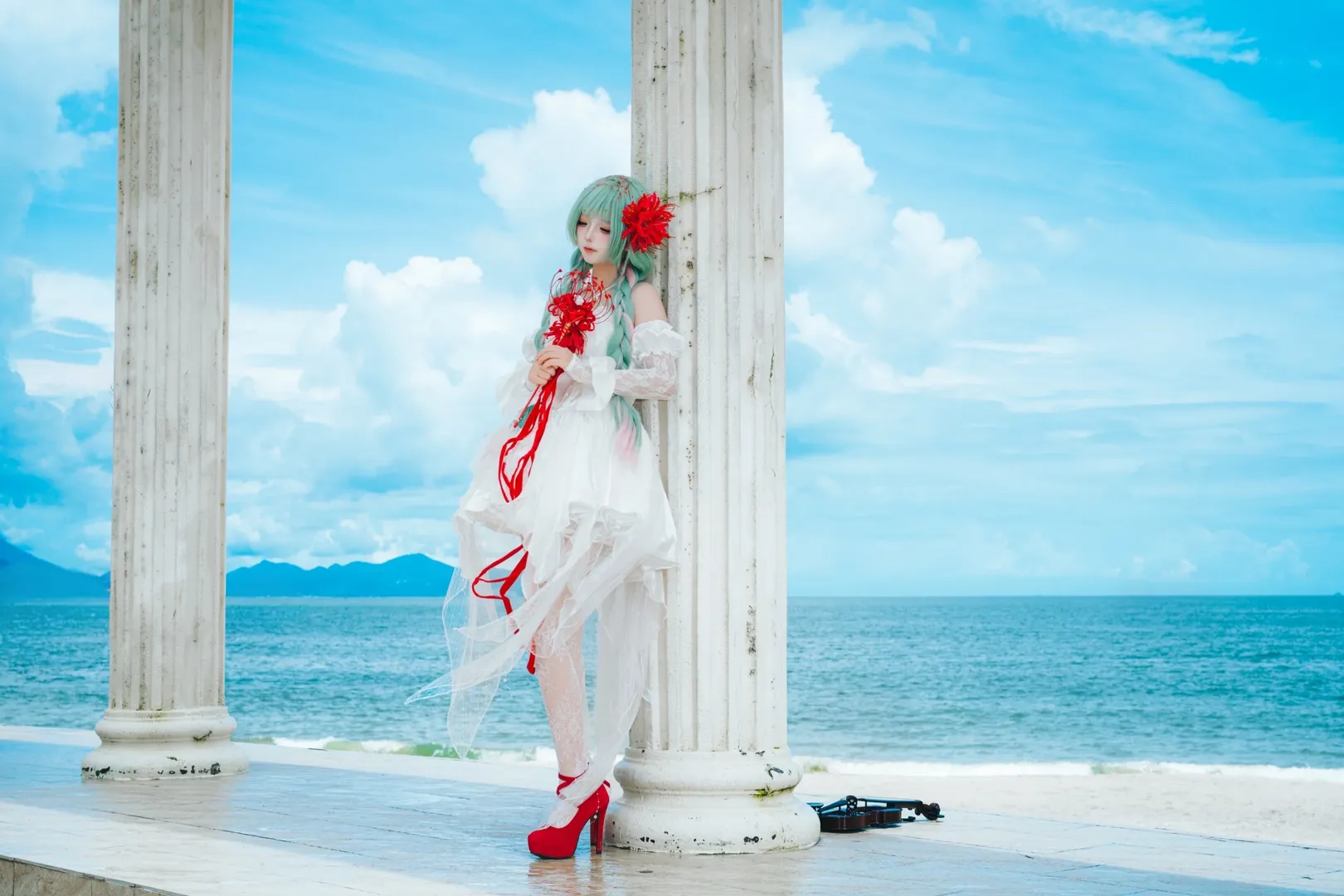 【弗洛洛cos】鸣潮海边的白色废墟与红色丝带