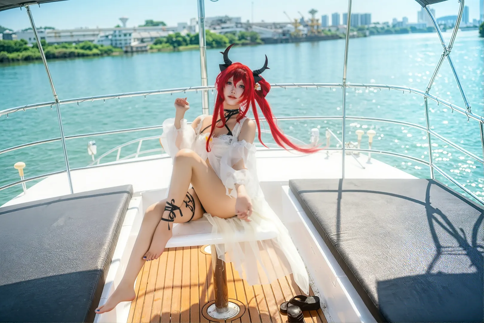 【史尔特尔cos】游艇上的这抹鲜红，带你看夏日海风