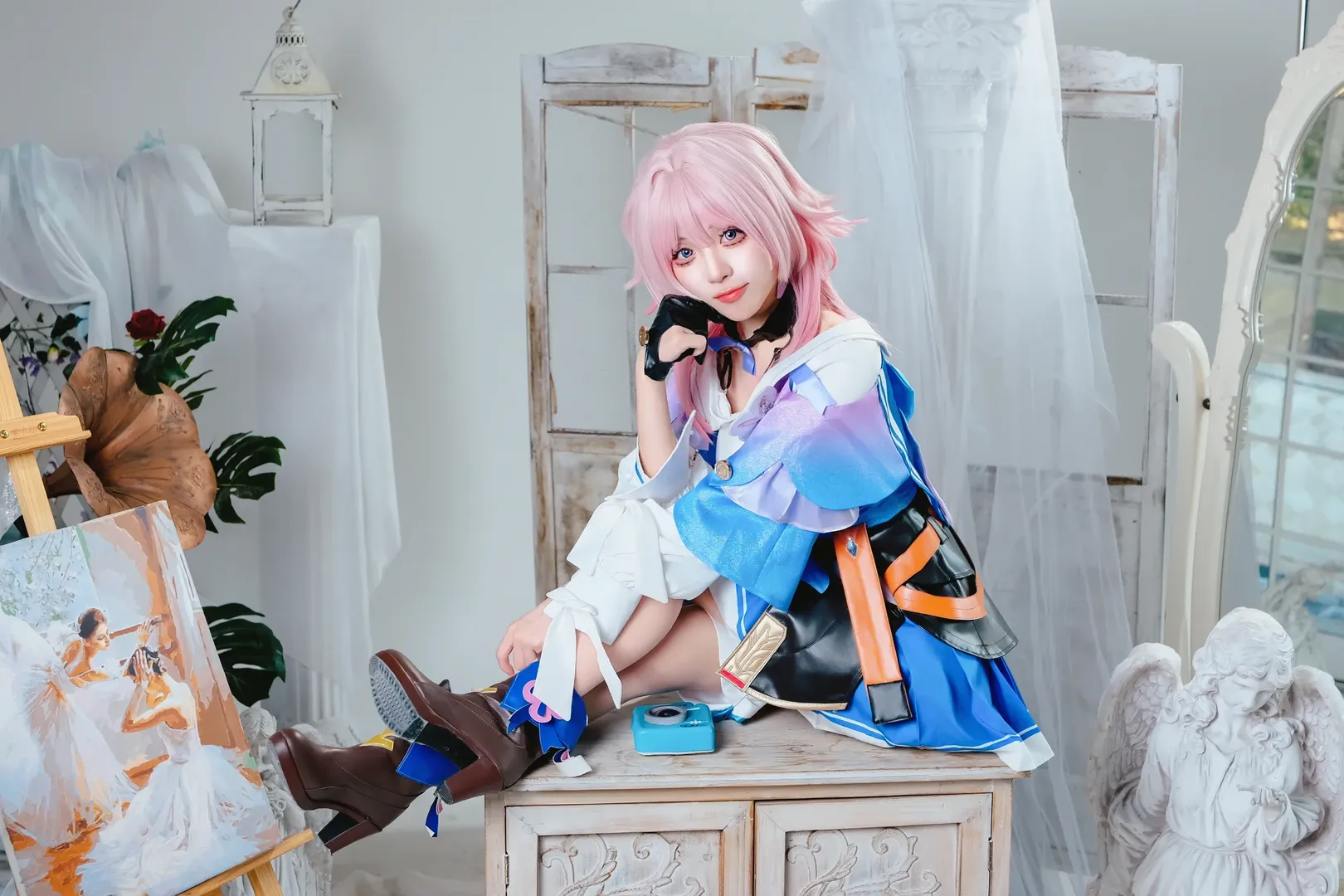 【三月なのか コスプレ】『崩壊：スターレイル』、ピンク髪少女のファンタジックな室内撮影会 - 7 枚目