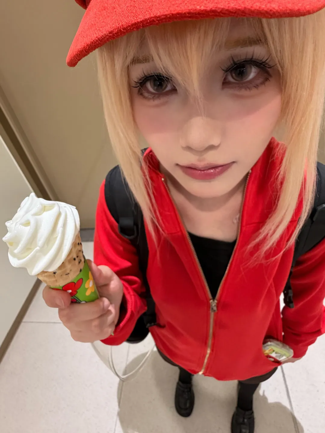 【土間埋cos】紅帽過膝襪的便利店日常，草地拍攝心得分享 - 第 1 張
