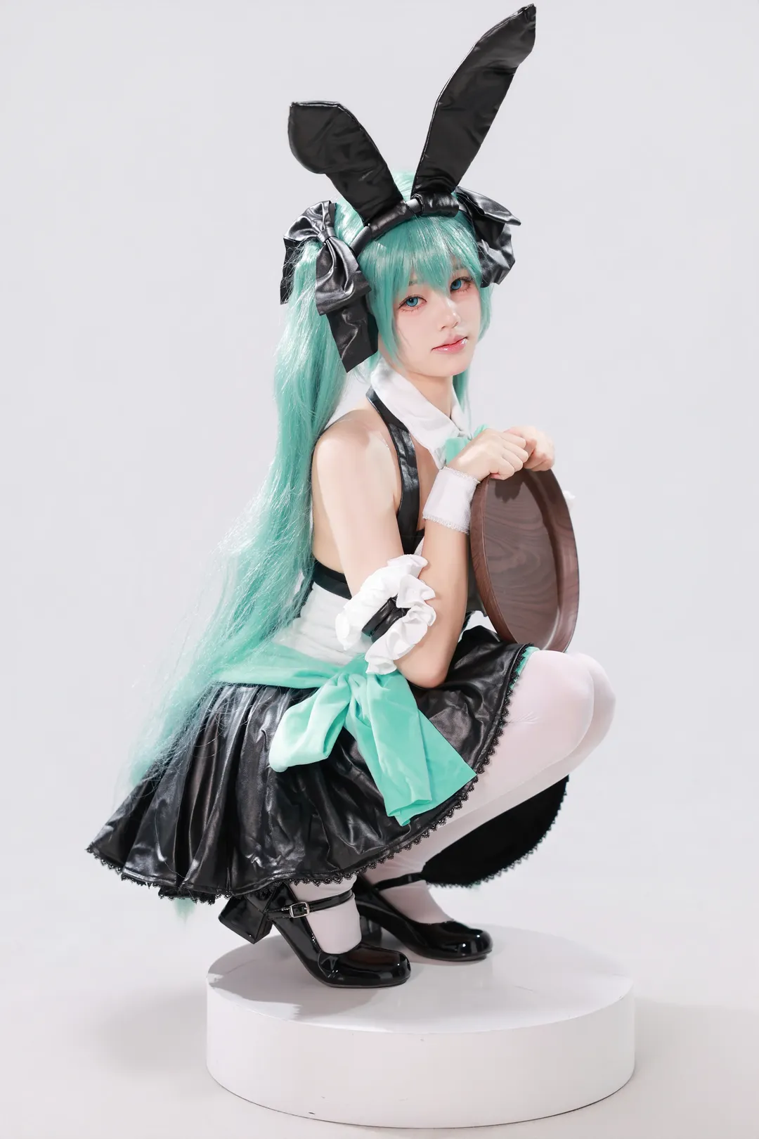 【初音cos】纯白影棚下的黑色漆皮兔女仆造型分享 - 第 1 张