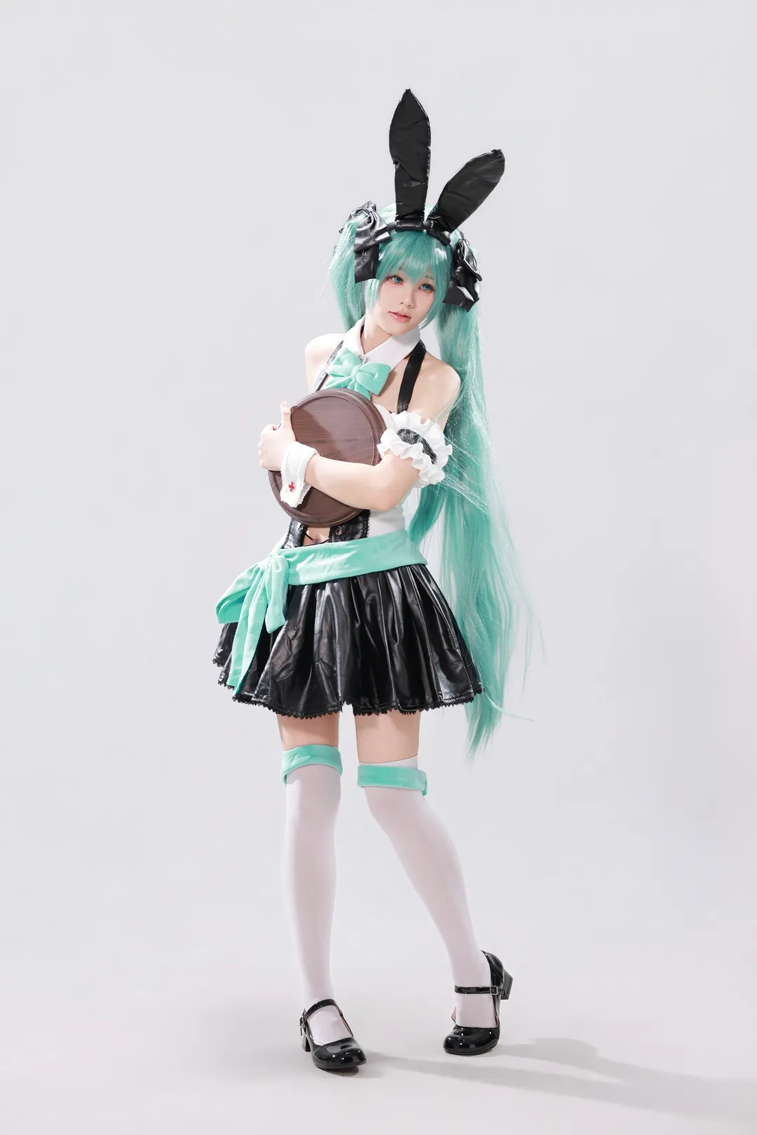 【初音cos】纯白影棚下的黑色漆皮兔女仆造型分享 - 第 2 张