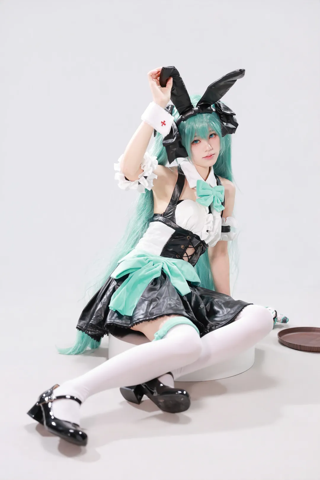 【初音cos】纯白影棚下的黑色漆皮兔女仆造型分享 - 第 3 张