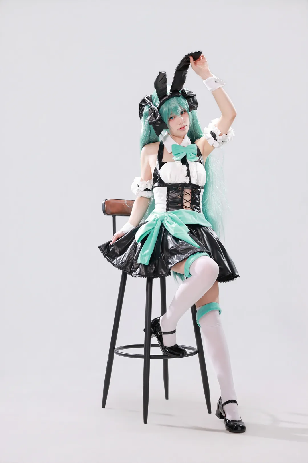 【初音cos】纯白影棚下的黑色漆皮兔女仆造型分享
