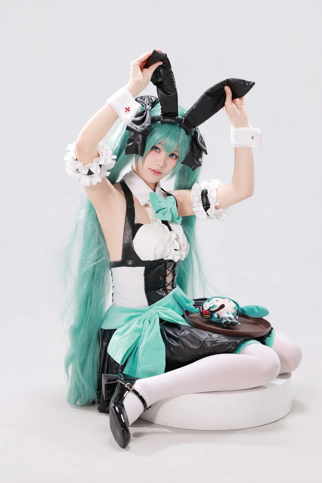 【初音cos】纯白影棚下的黑色漆皮兔女仆造型分享 - 第 5 张