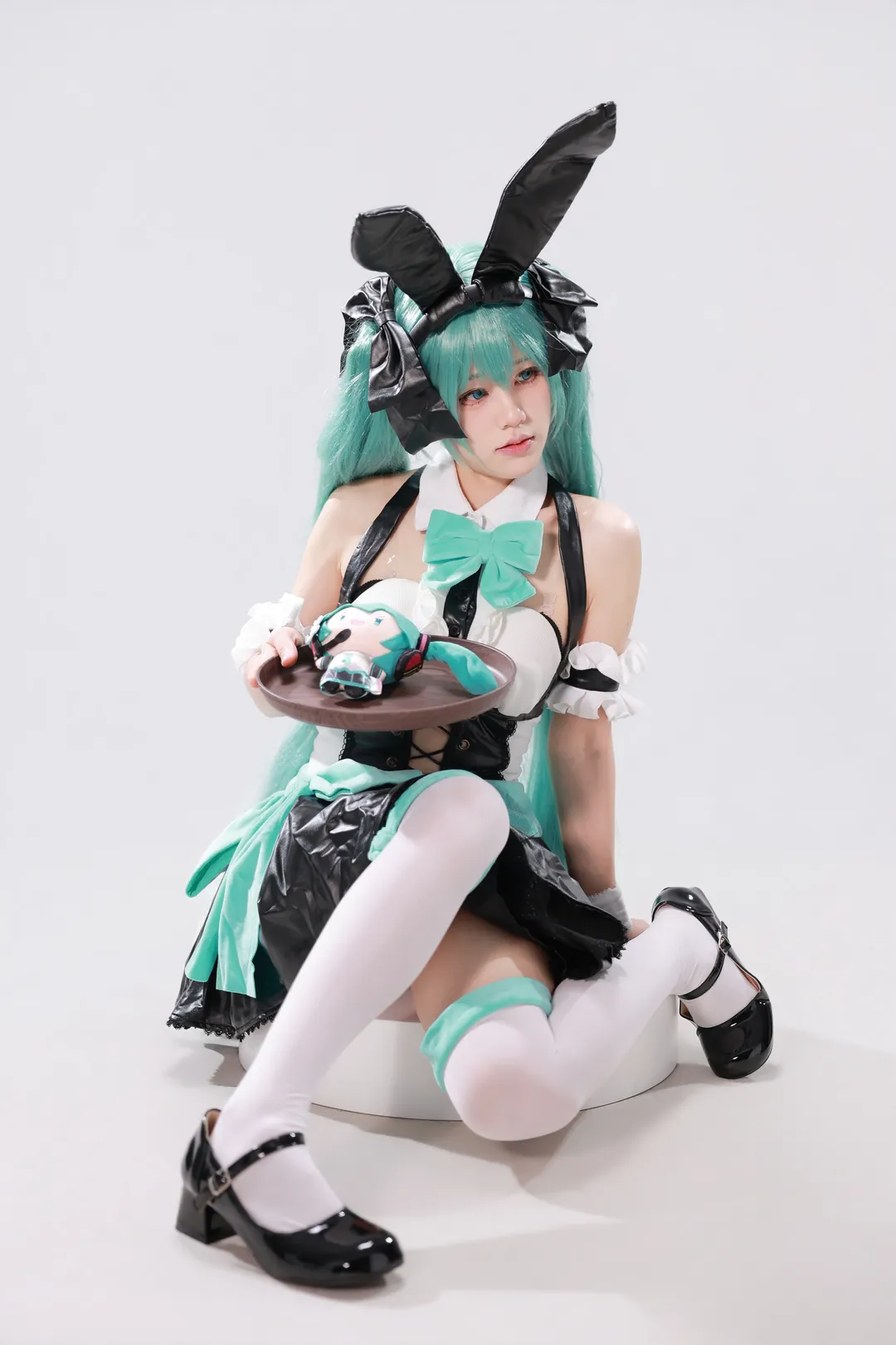 【初音cos】纯白影棚下的黑色漆皮兔女仆造型分享 - 第 6 张