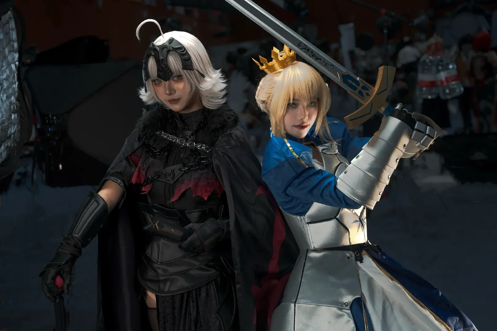 【セイバーコスプレ＆ジャンヌ・ダルク（オルタ）コスプレ】宿命に導かれた新宿の二人組、迫力の公式写真 - 1 枚目