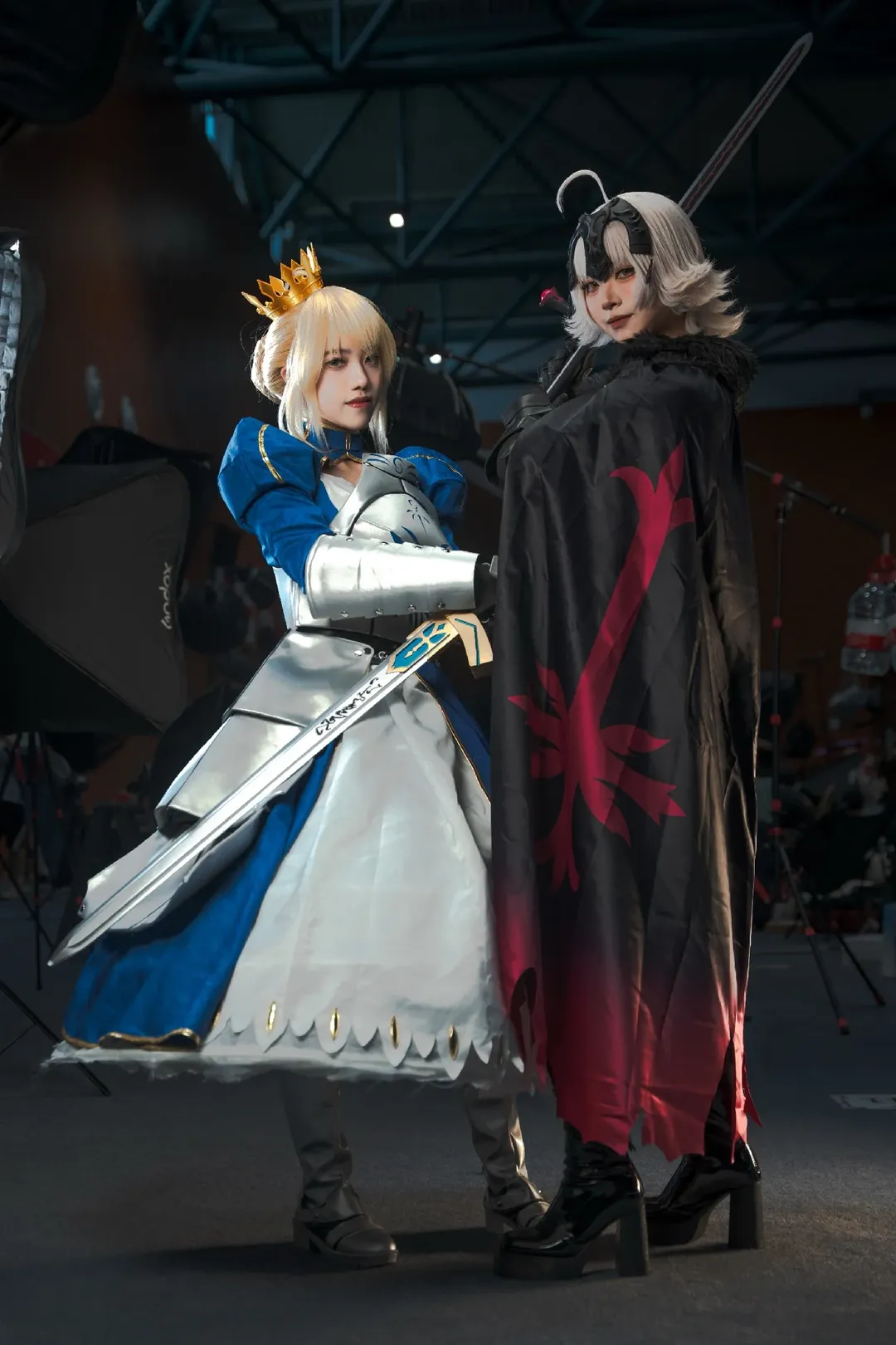 【セイバーコスプレ＆ジャンヌ・ダルク（オルタ）コスプレ】宿命に導かれた新宿の二人組、迫力の公式写真 - 2 枚目
