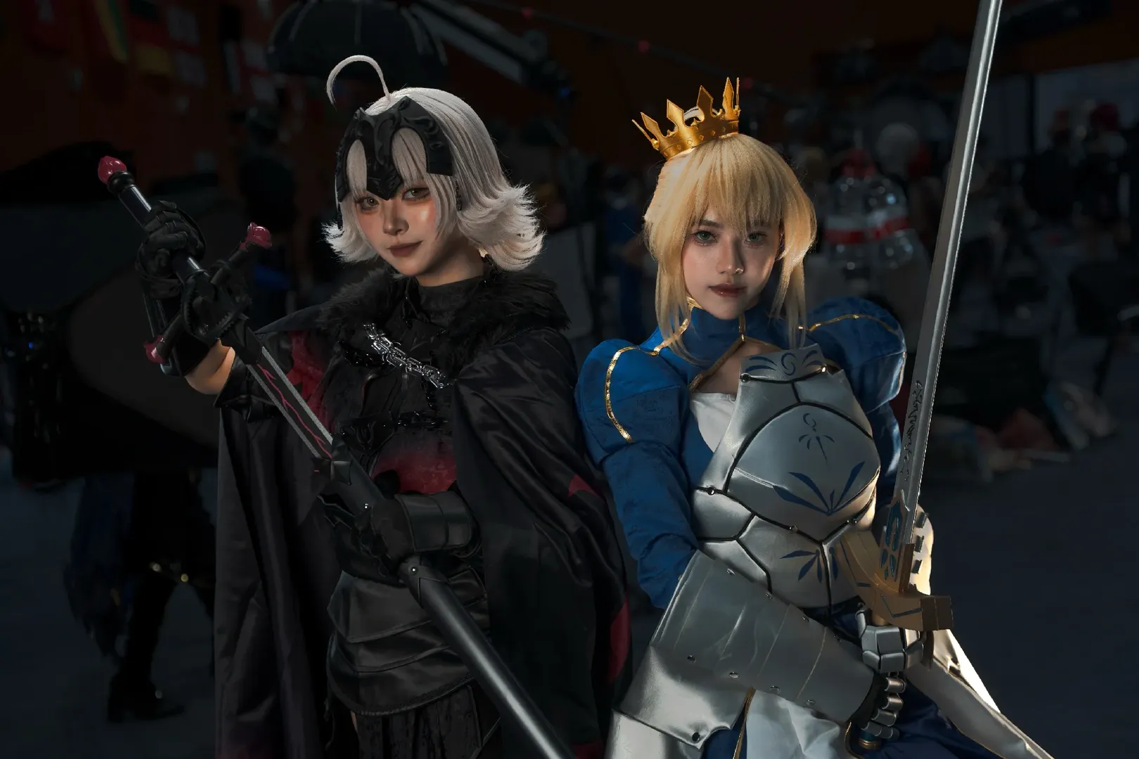 【セイバーコスプレ＆ジャンヌ・ダルク（オルタ）コスプレ】宿命に導かれた新宿の二人組、迫力の公式写真 - 3 枚目