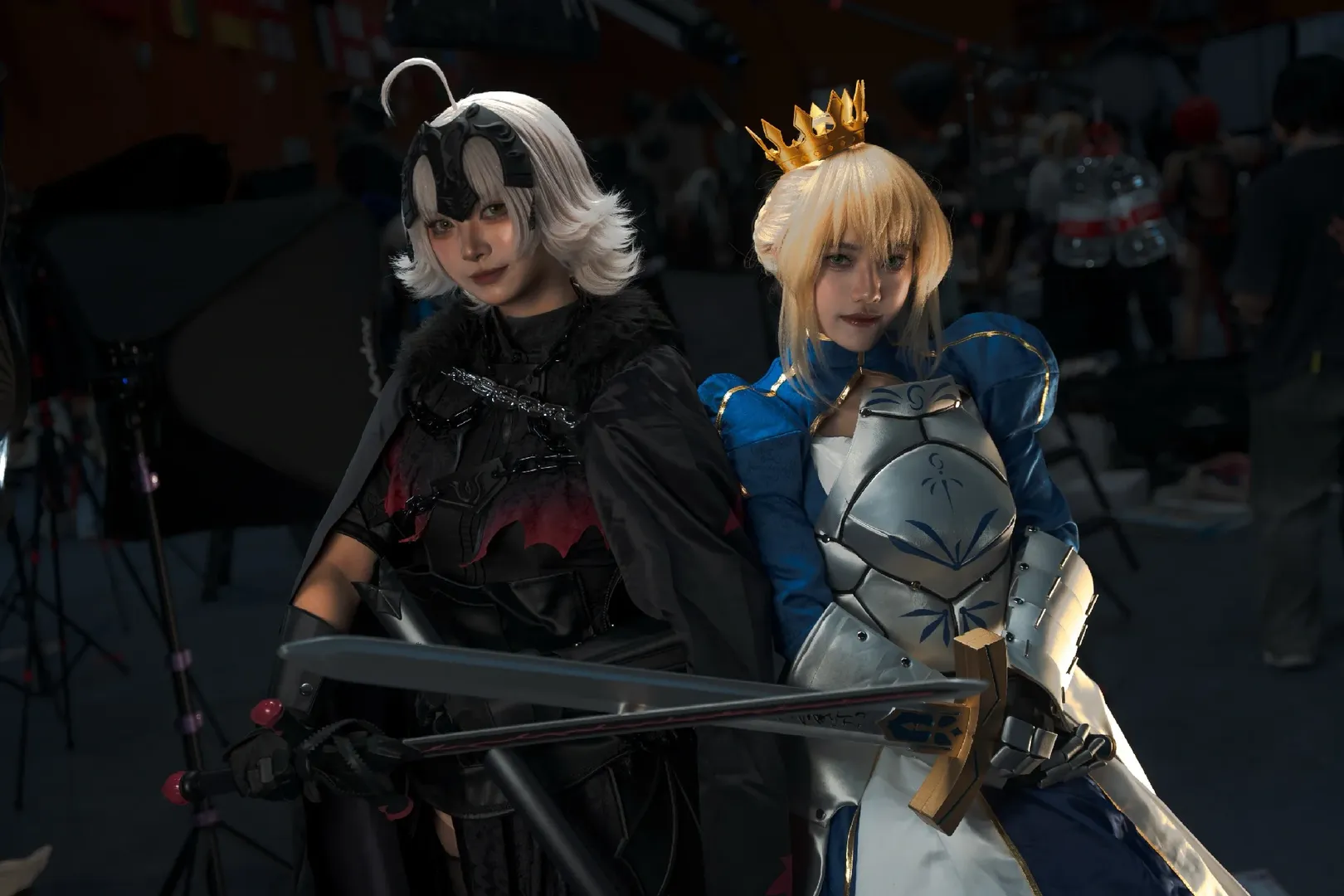 【セイバーコスプレ＆ジャンヌ・ダルク（オルタ）コスプレ】宿命に導かれた新宿の二人組、迫力の公式写真 - 5 枚目