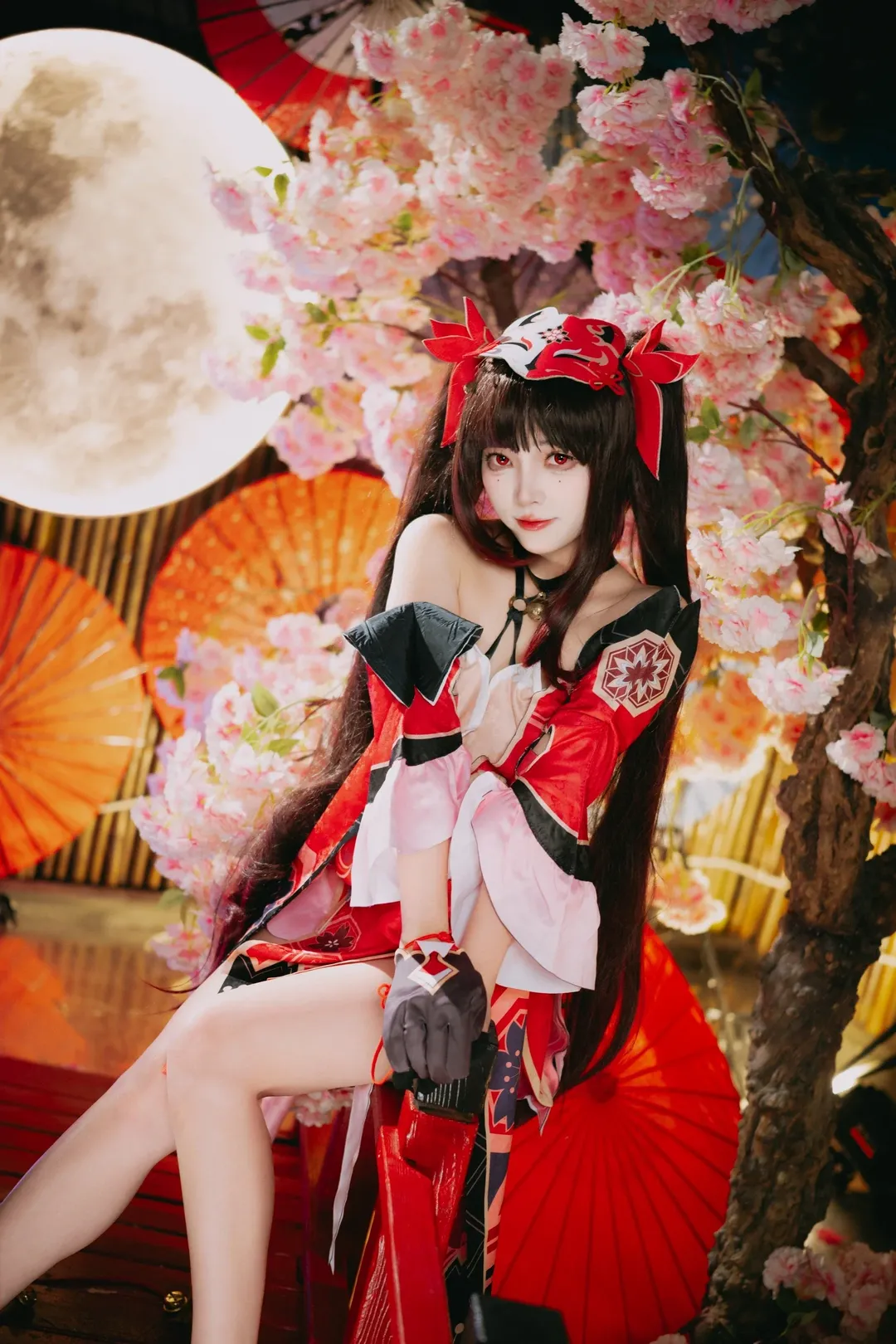 【花火 コスプレ】月下の桜と赤い橋、『崩壊：スターレイル』の狐面少女を再現 - 1 枚目