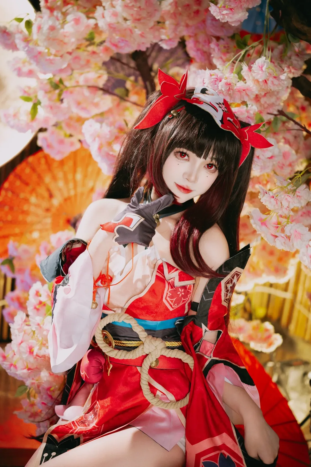 【花火 コスプレ】月下の桜と赤い橋、『崩壊：スターレイル』の狐面少女を再現 - 10 枚目