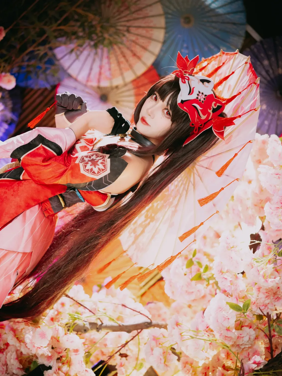 【花火 コスプレ】月下の桜と赤い橋、『崩壊：スターレイル』の狐面少女を再現 - 11 枚目