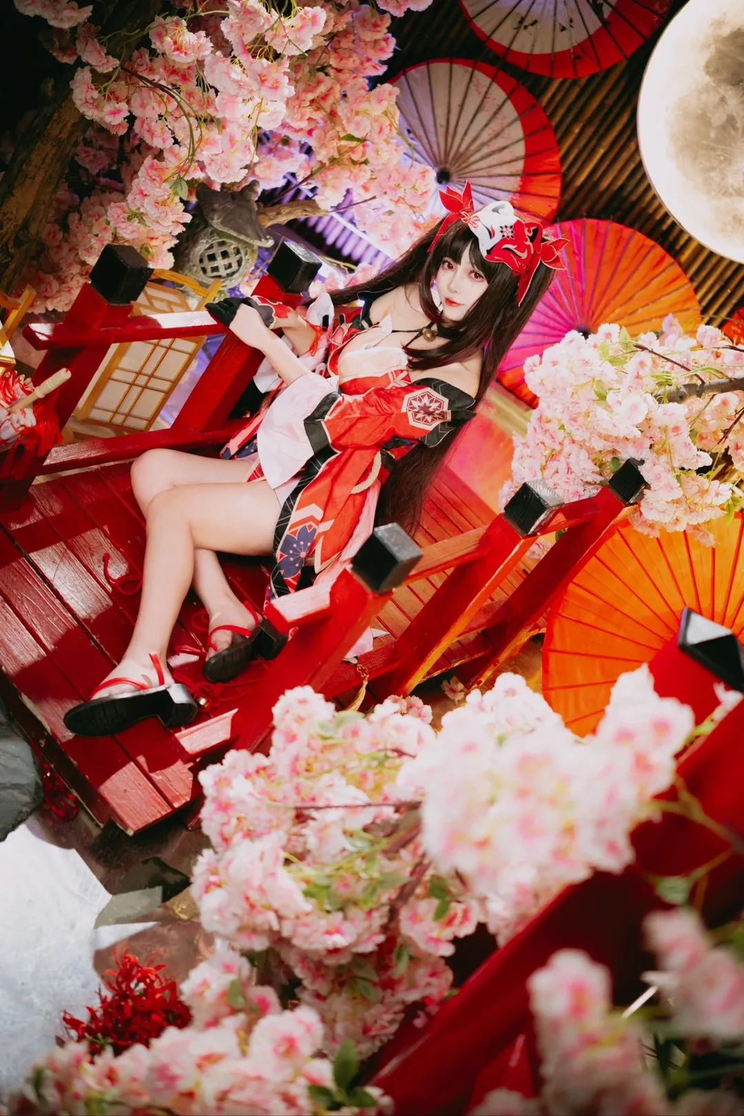 【花火 コスプレ】月下の桜と赤い橋、『崩壊：スターレイル』の狐面少女を再現 - 12 枚目