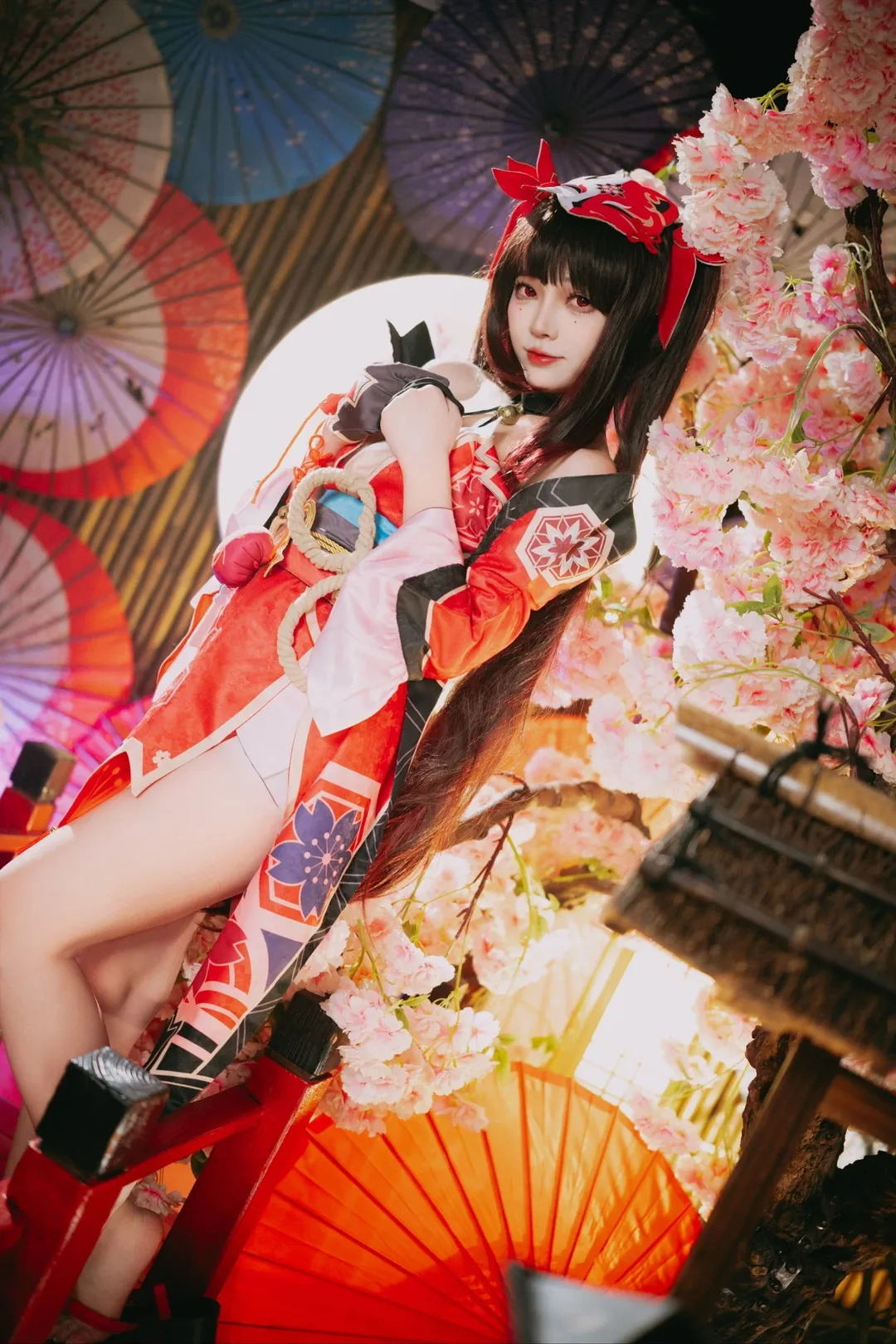 【花火 コスプレ】月下の桜と赤い橋、『崩壊：スターレイル』の狐面少女を再現 - 13 枚目