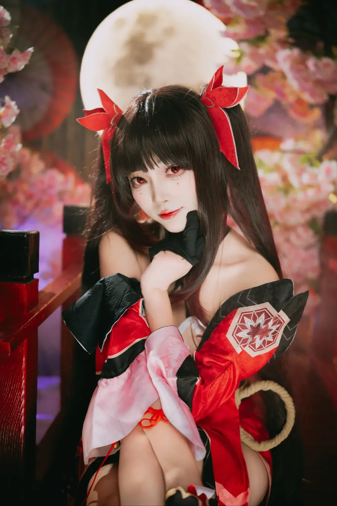 【花火 コスプレ】月下の桜と赤い橋、『崩壊：スターレイル』の狐面少女を再現 - 3 枚目