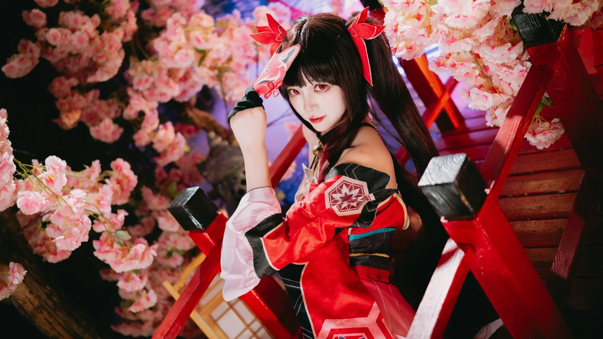 【花火 コスプレ】月下の桜と赤い橋、『崩壊：スターレイル』の狐面少女を再現 - 5 枚目