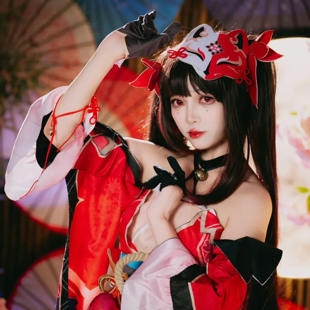 【花火 コスプレ】月下の桜と赤い橋、『崩壊：スターレイル』の狐面少女を再現 - 6 枚目