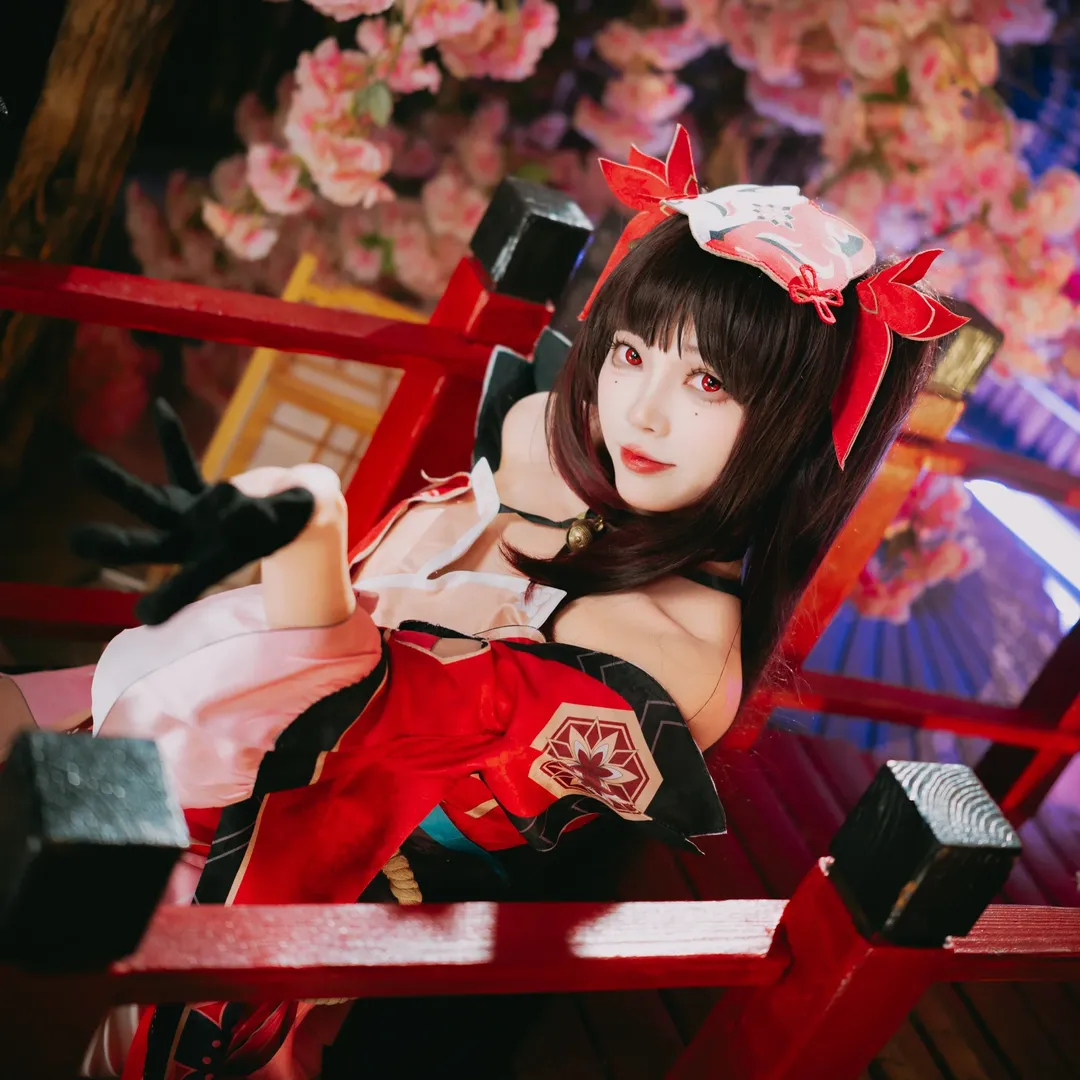 【花火 コスプレ】月下の桜と赤い橋、『崩壊：スターレイル』の狐面少女を再現 - 7 枚目