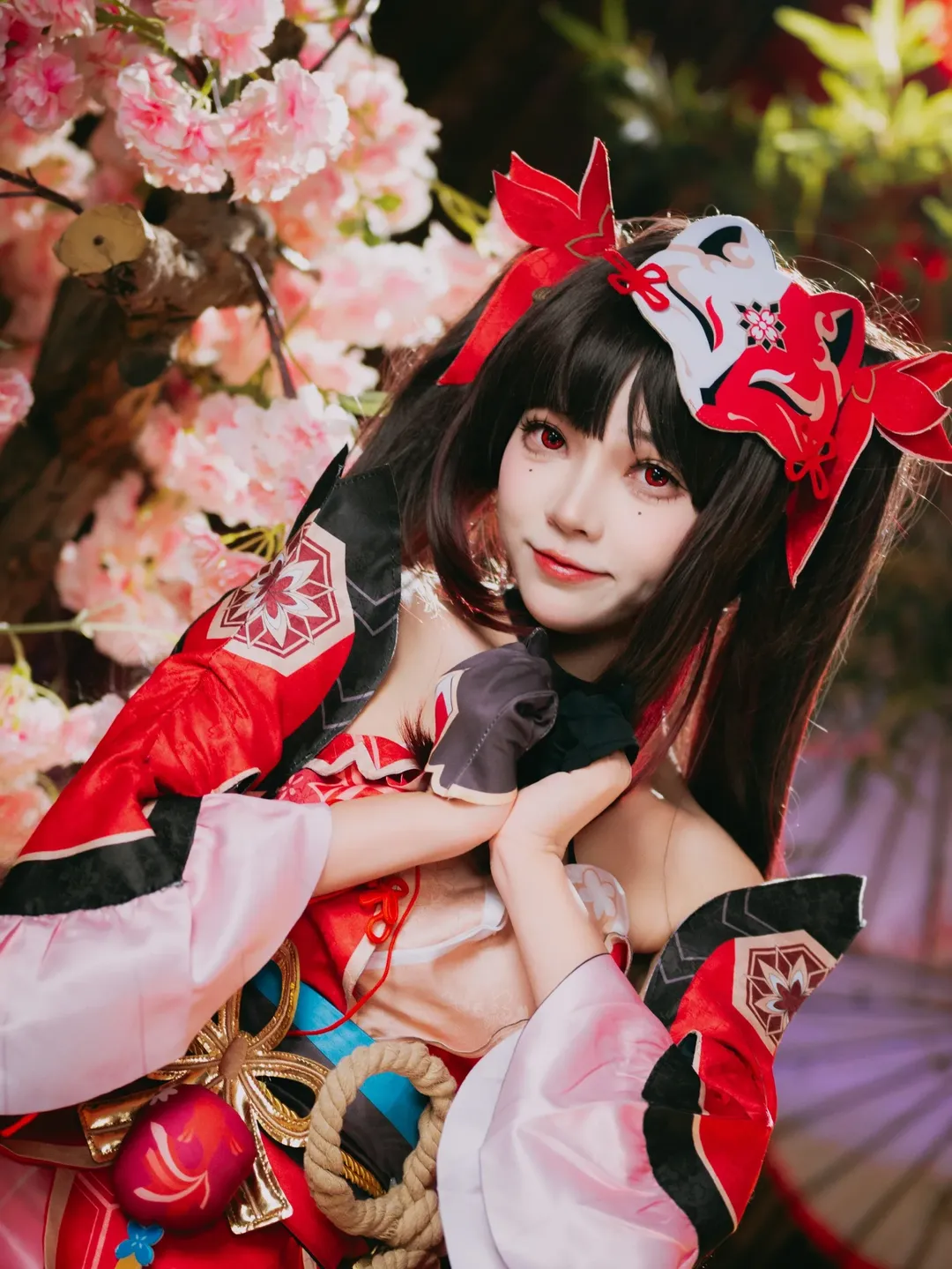 【花火 コスプレ】月下の桜と赤い橋、『崩壊：スターレイル』の狐面少女を再現 - 8 枚目
