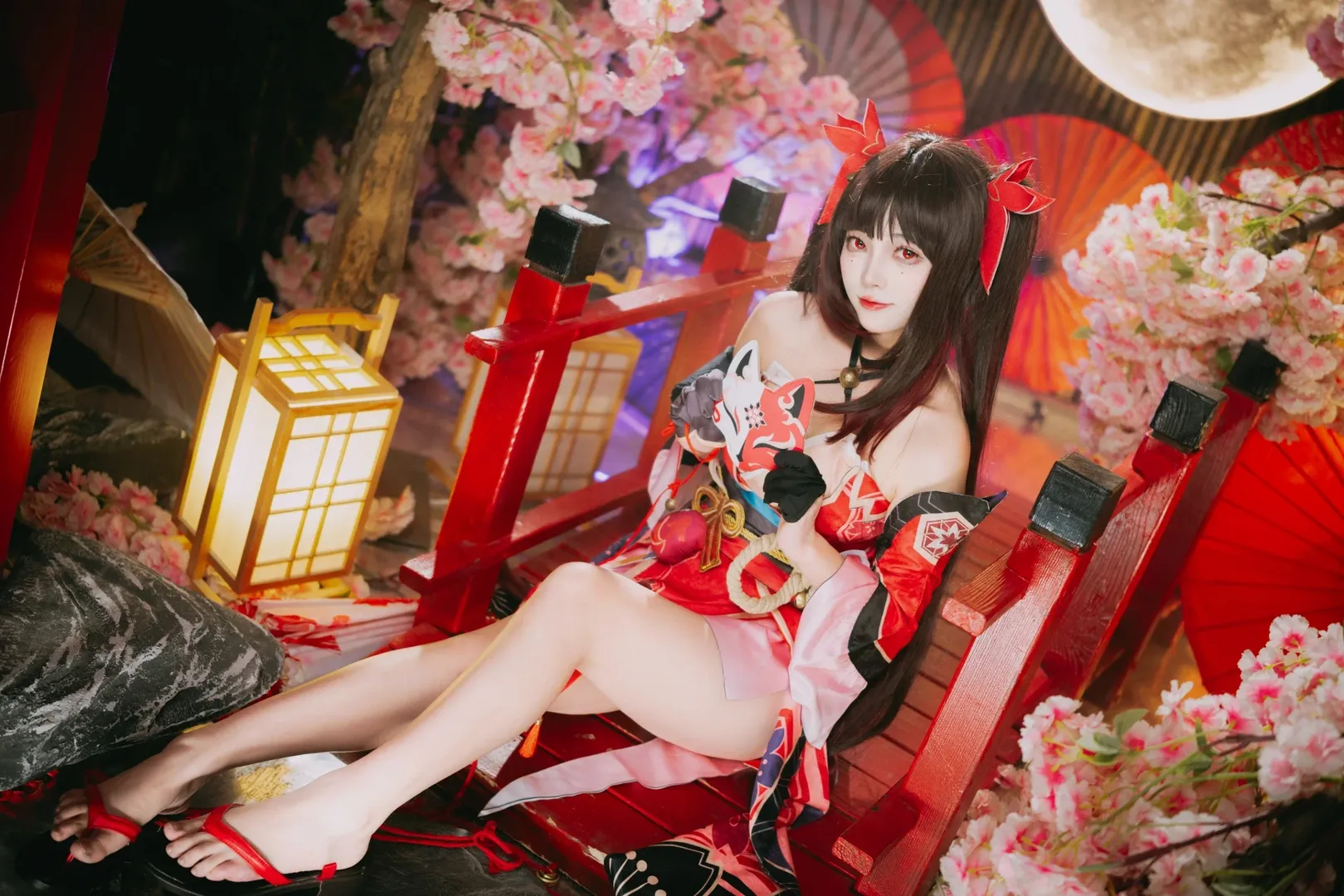 【花火 コスプレ】月下の桜と赤い橋、『崩壊：スターレイル』の狐面少女を再現 - 9 枚目