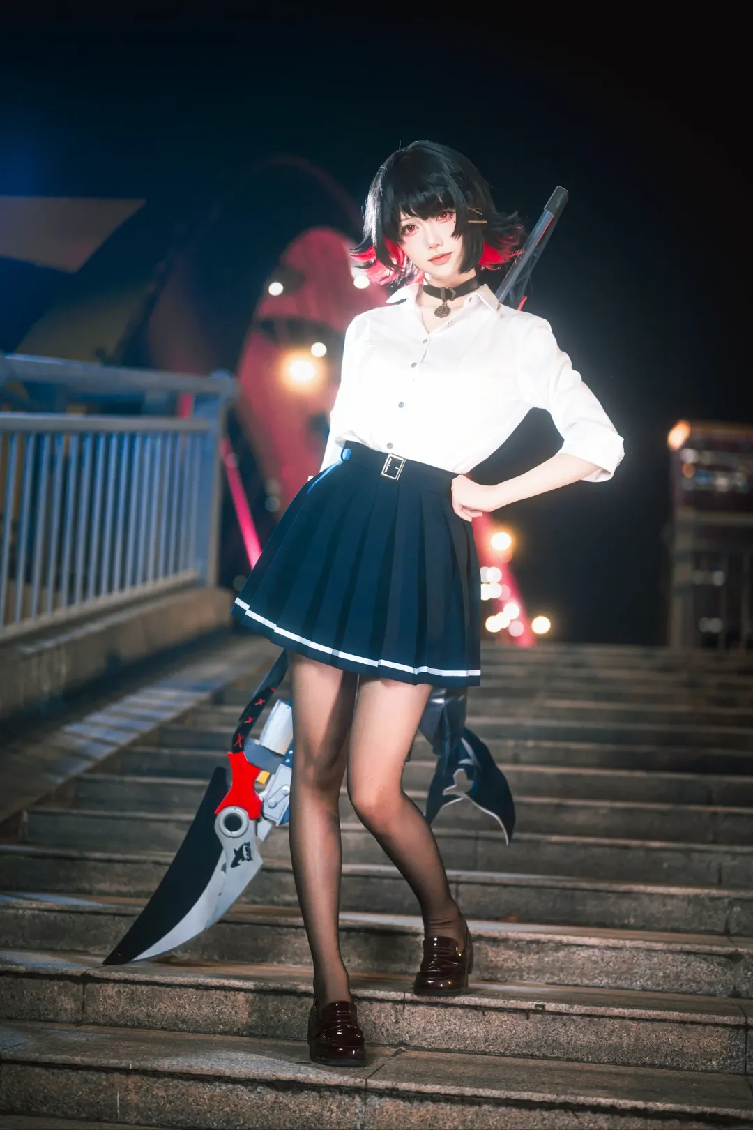 【艾莲乔cos】深夜都市里的鲨鱼妹，JK制服与巨型武器的搭配