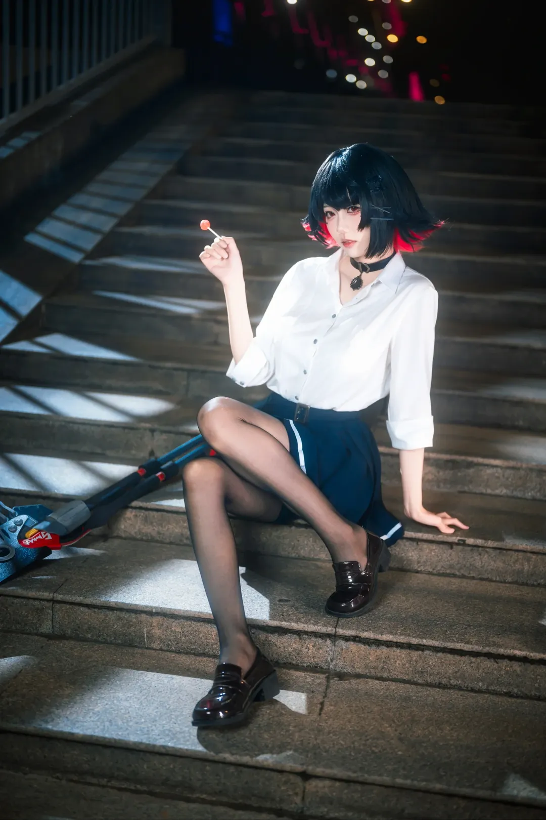 【艾莲乔cos】深夜都市里的鲨鱼妹，JK制服与巨型武器的搭配 - 第 2 张