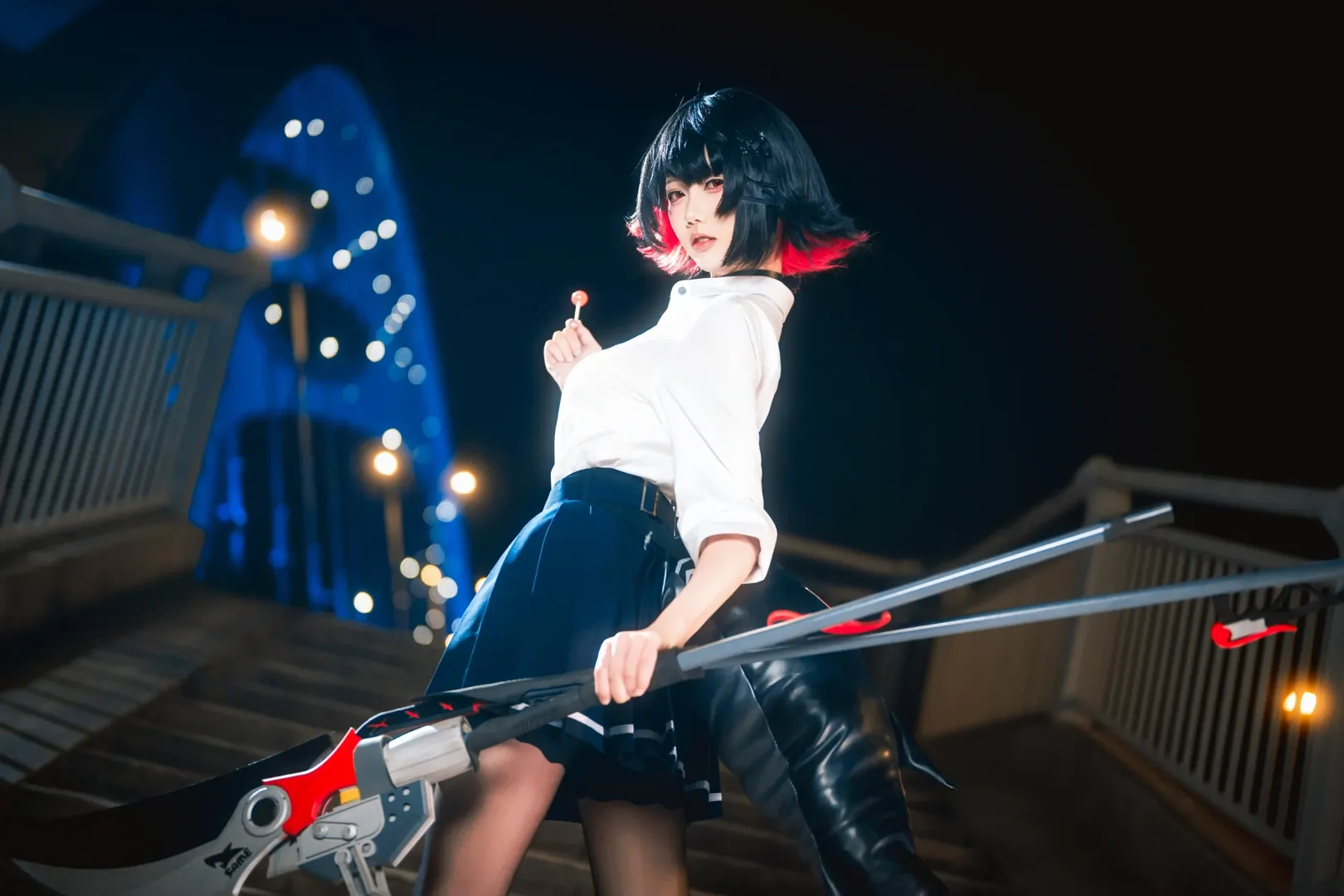 【艾莲乔cos】深夜都市里的鲨鱼妹，JK制服与巨型武器的搭配 - 第 3 张