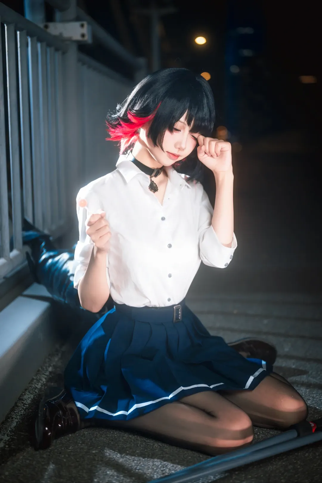 【艾莲乔cos】深夜都市里的鲨鱼妹，JK制服与巨型武器的搭配 - 第 4 张
