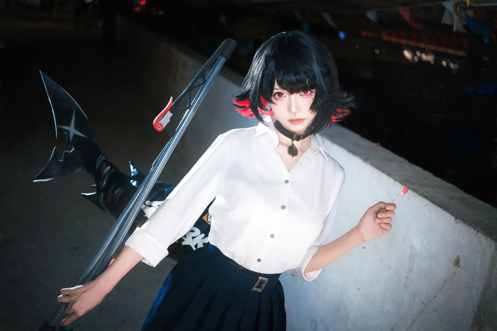 【艾莲乔cos】深夜都市里的鲨鱼妹，JK制服与巨型武器的搭配 - 第 5 张