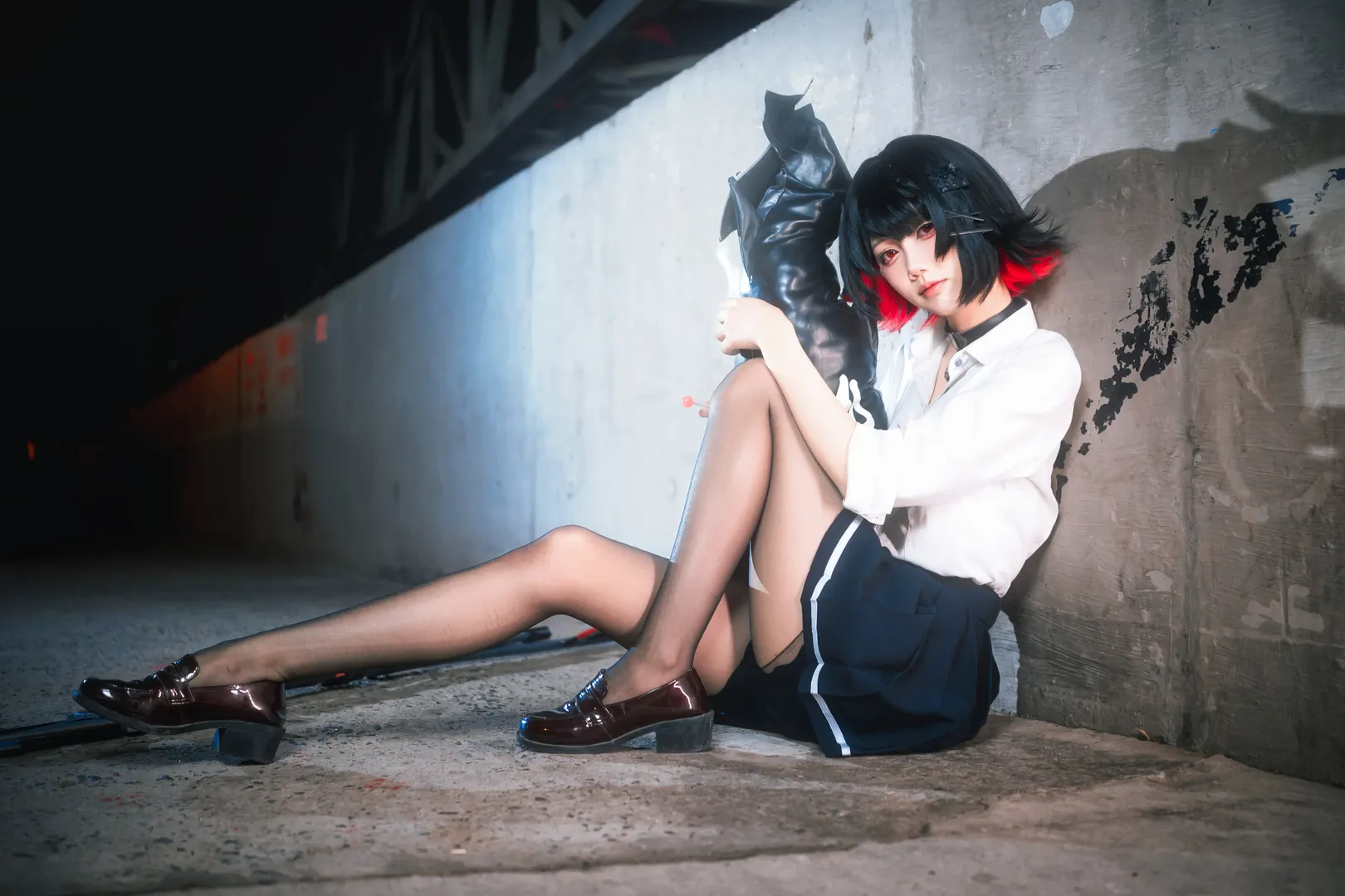 【艾莲乔cos】深夜都市里的鲨鱼妹，JK制服与巨型武器的搭配 - 第 6 张