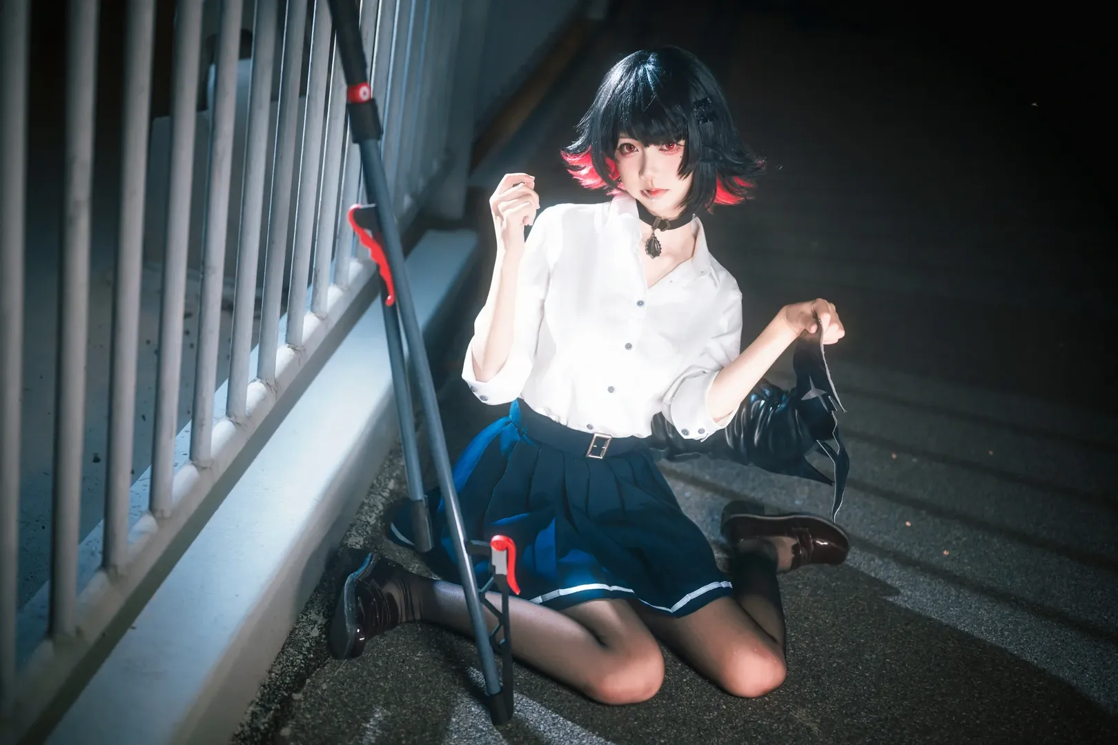 【艾莲乔cos】深夜都市里的鲨鱼妹，JK制服与巨型武器的搭配 - 第 7 张