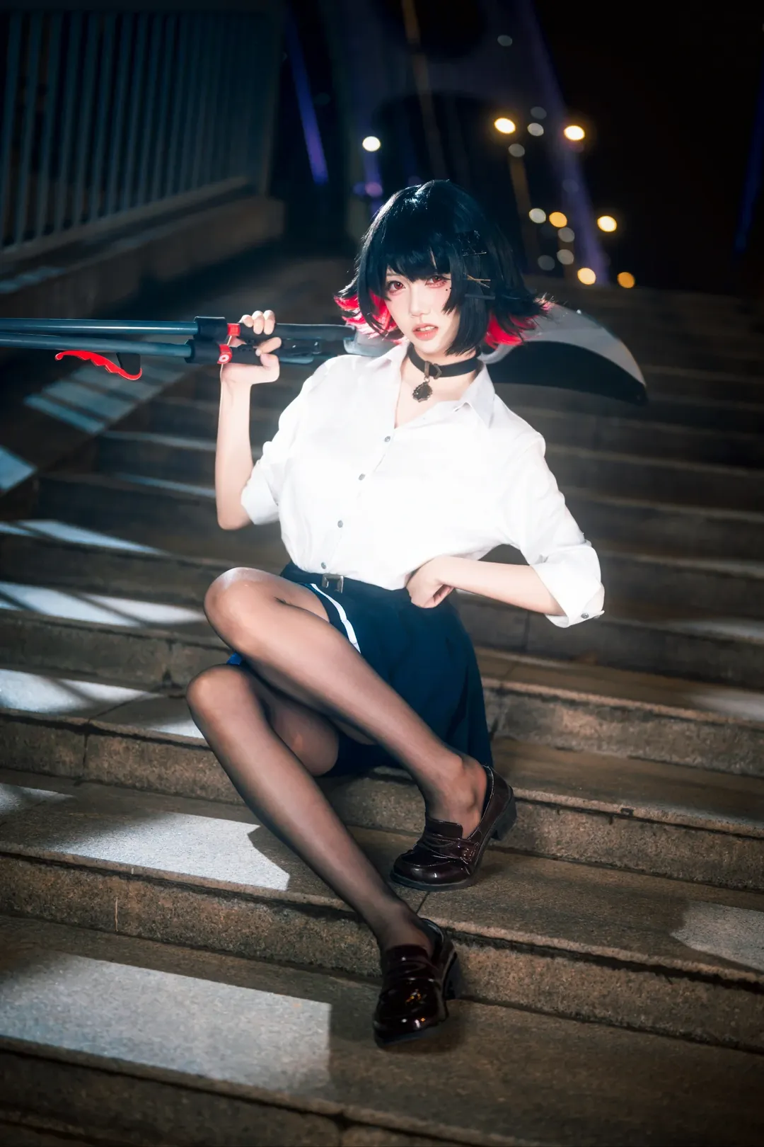 【艾莲乔cos】深夜都市里的鲨鱼妹，JK制服与巨型武器的搭配 - 第 8 张