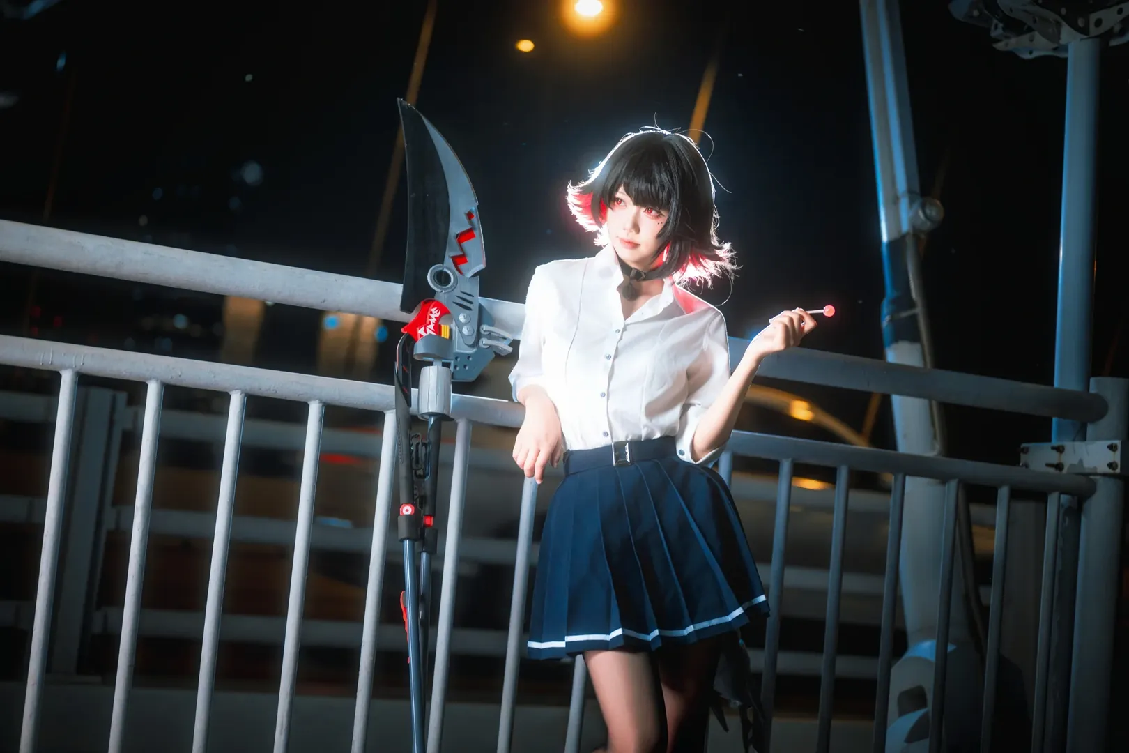 【艾莲乔cos】深夜都市里的鲨鱼妹，JK制服与巨型武器的搭配 - 第 9 张