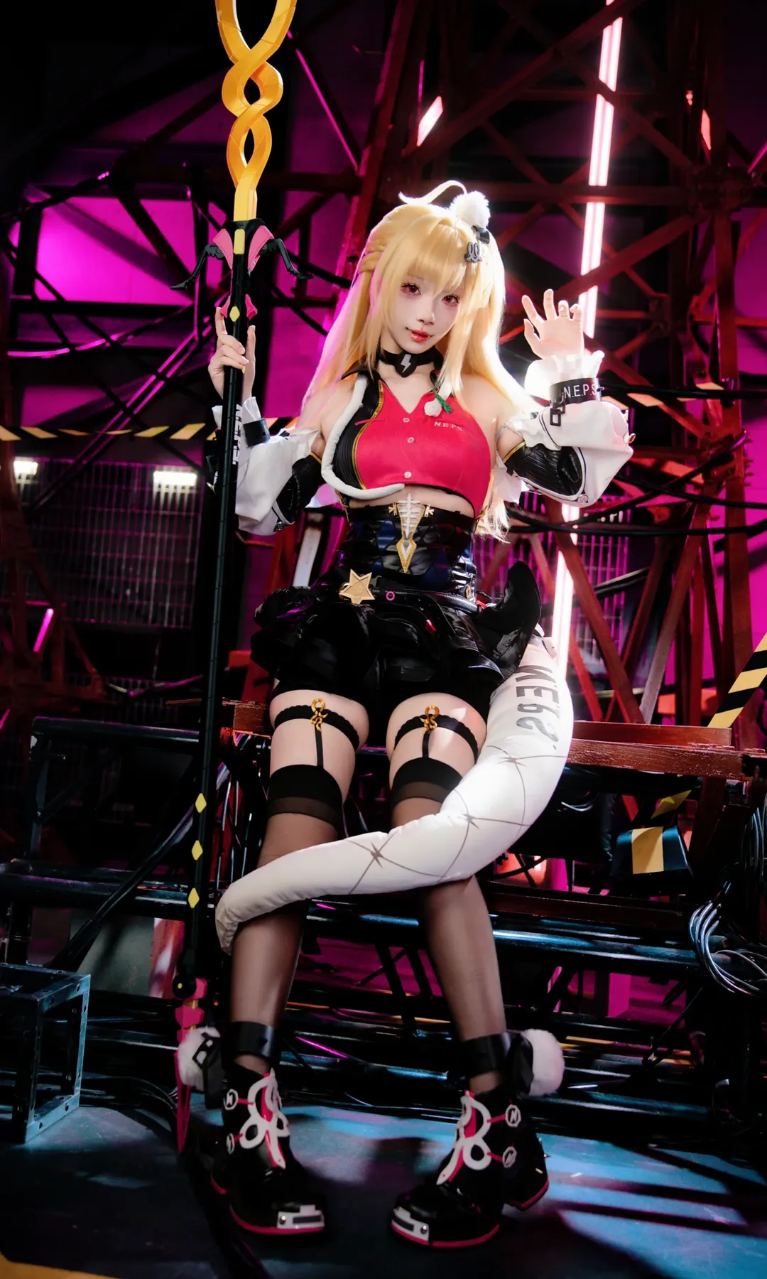 【金髪赤眼コーデコスプレ】インダストリアルスタイルのネオン廃墟に佇む甘辛少女 - 1 枚目