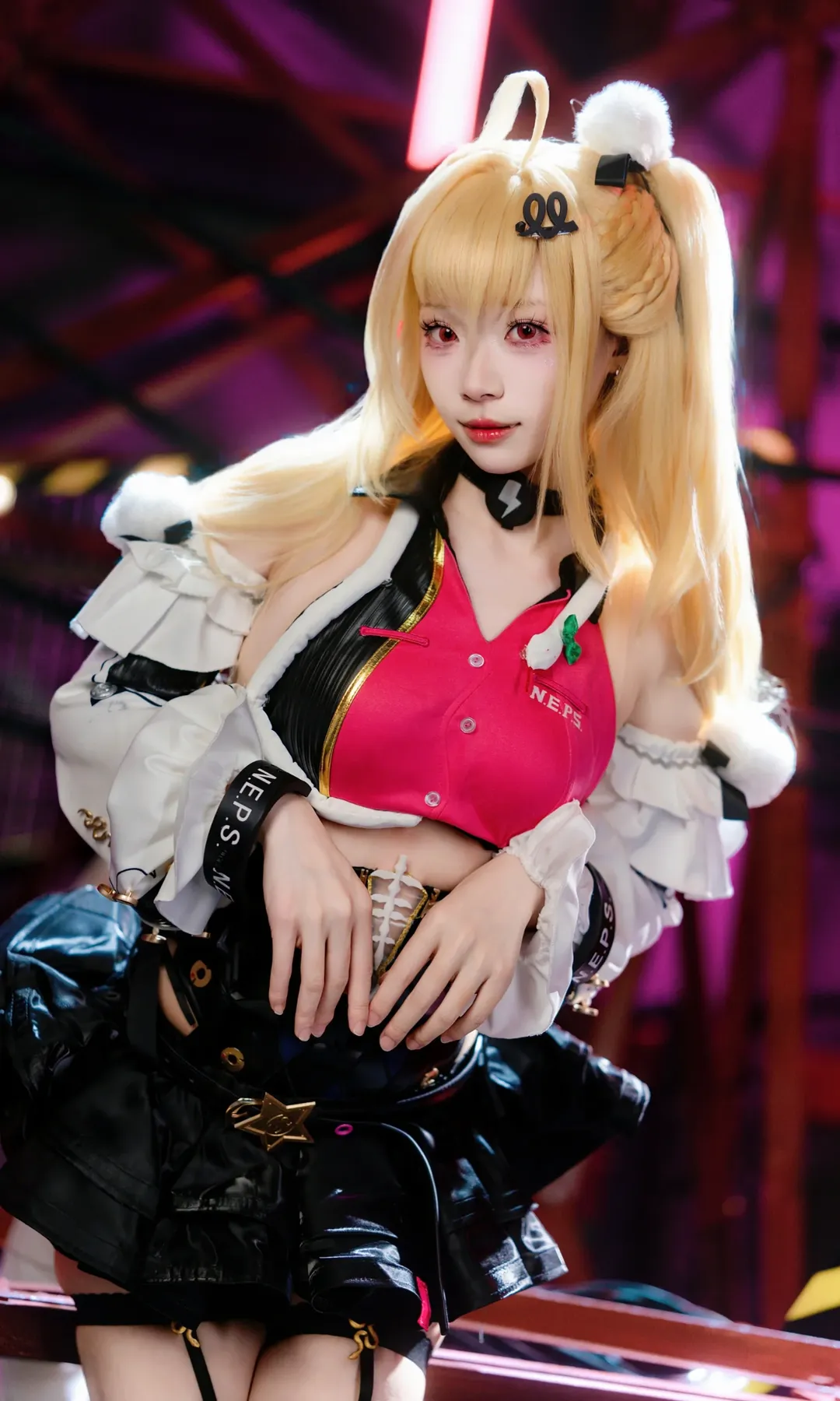 【金髪赤眼コーデコスプレ】インダストリアルスタイルのネオン廃墟に佇む甘辛少女 - 2 枚目