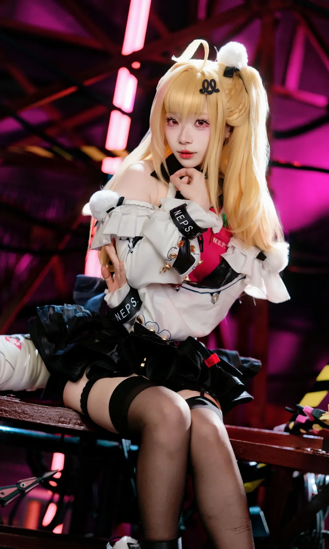 【金发红眼穿搭cos】工业霓虹废墟里的甜酷少女
