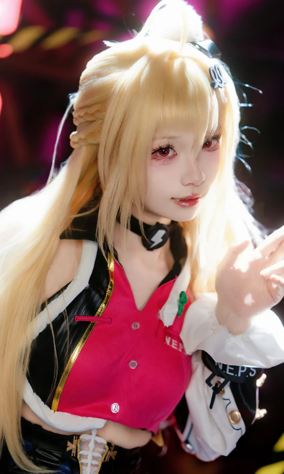 【金髪赤眼コーデコスプレ】インダストリアルスタイルのネオン廃墟に佇む甘辛少女 - 5 枚目