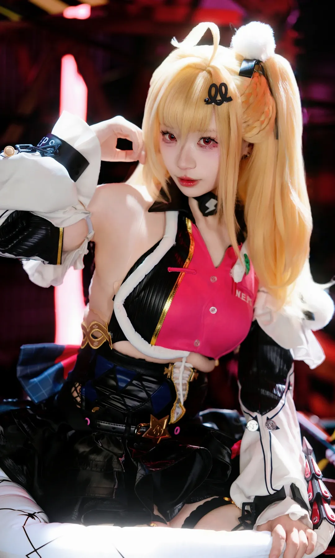 【金髪赤眼コーデコスプレ】インダストリアルスタイルのネオン廃墟に佇む甘辛少女 - 7 枚目
