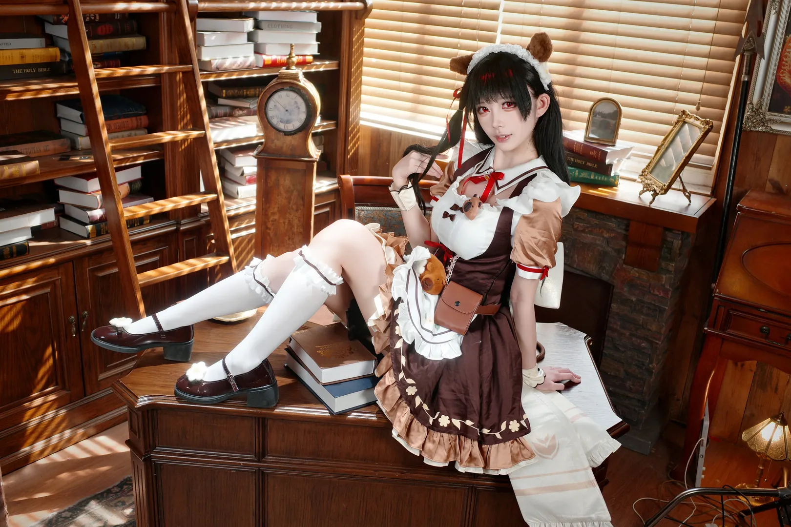 【千咲cos】鸣潮复古书房里的女仆穿搭分享