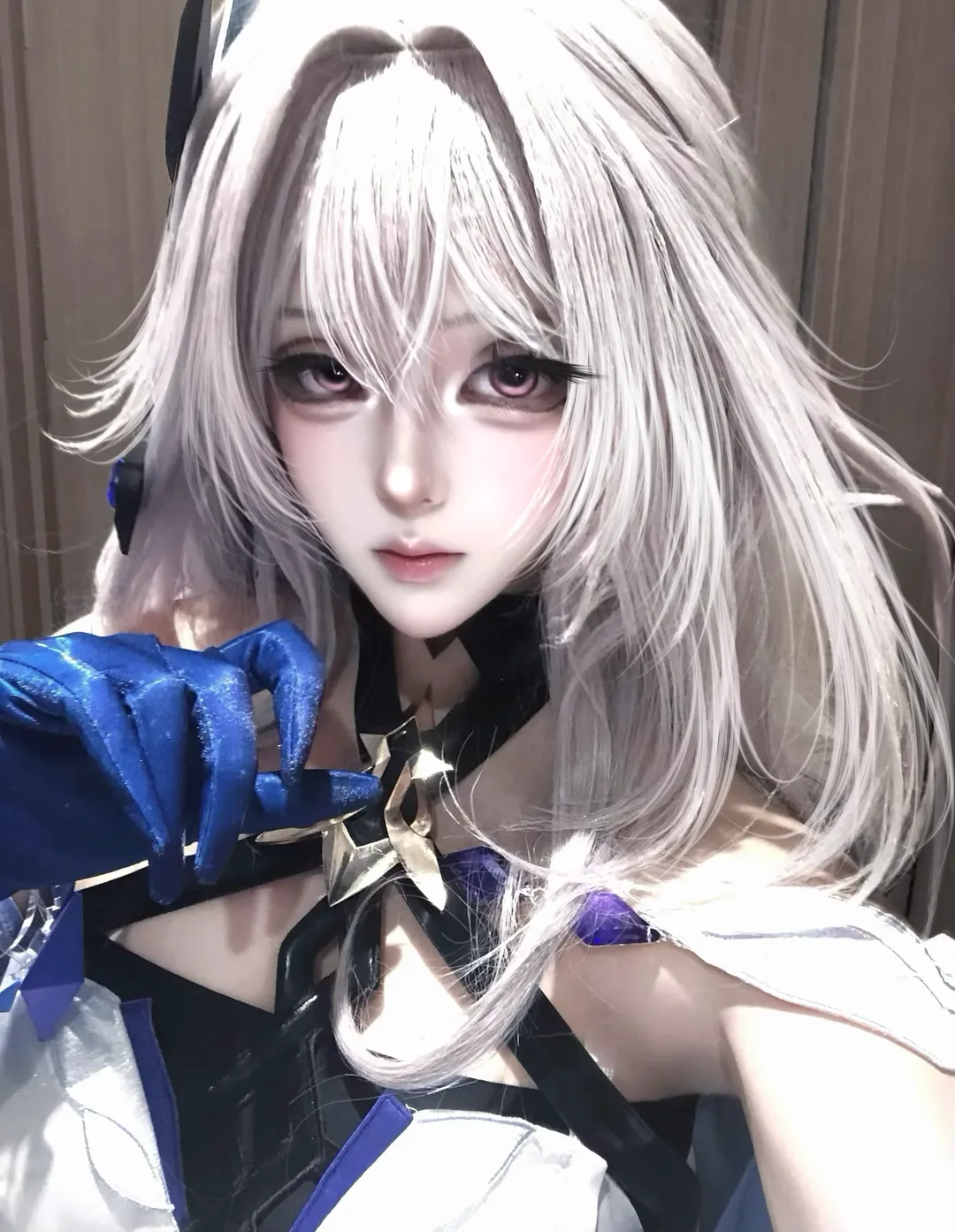 【丝柯克cos】银白长发与蓝色手套的细节记录 - 第 1 张
