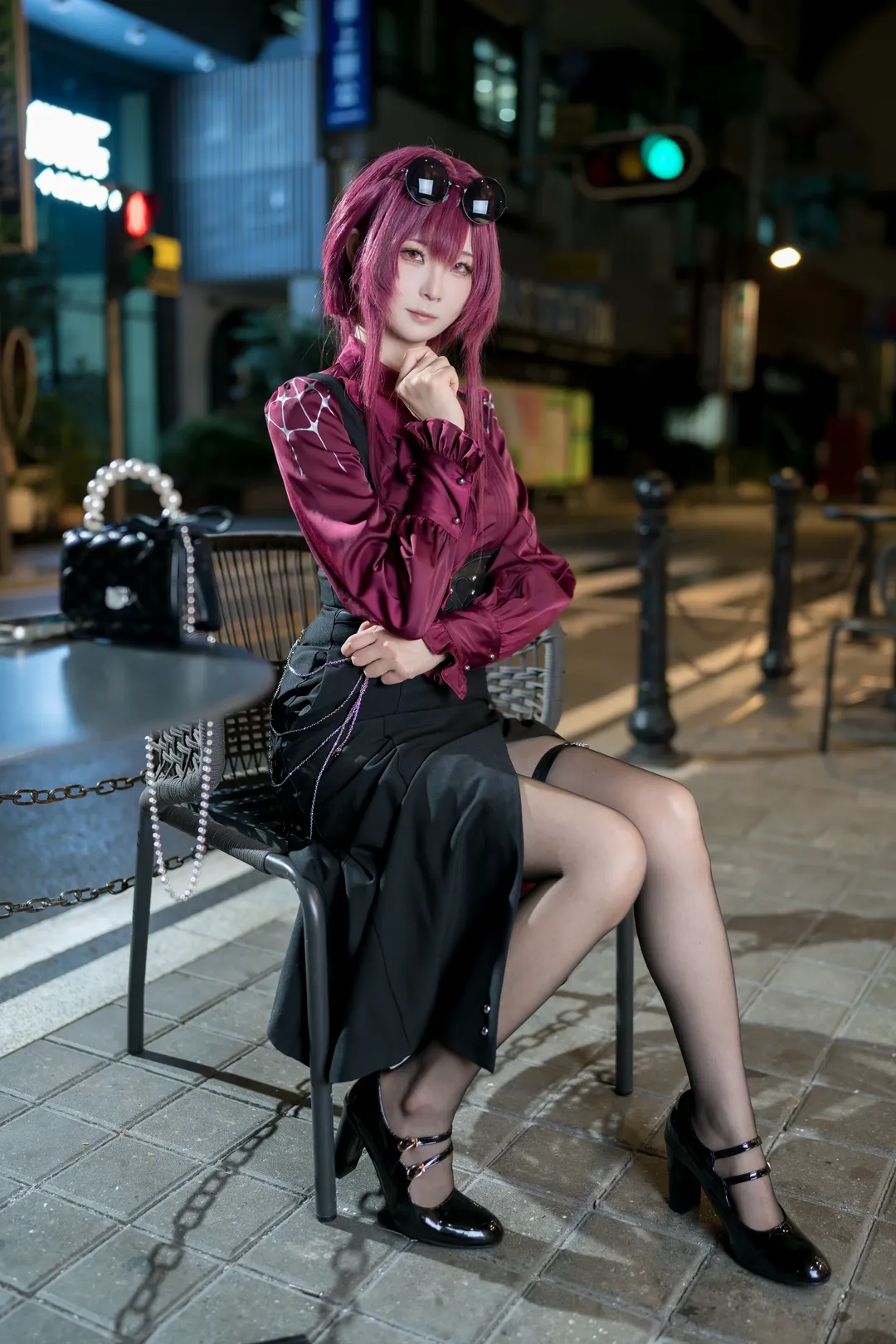 【卡芙卡cos】崩坏星穹铁道夜拍，优雅黑丝高跟气场全开 - 第 1 张
